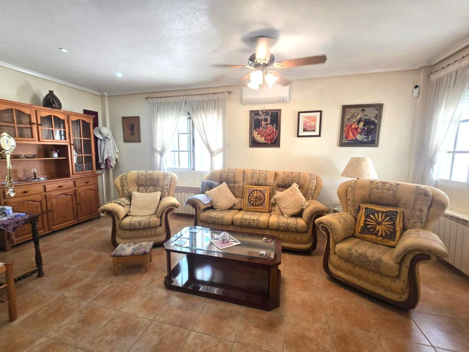 Chalet espacioso, 3 dormitorios, 2 baños, garaje, jardín muy - foto 5