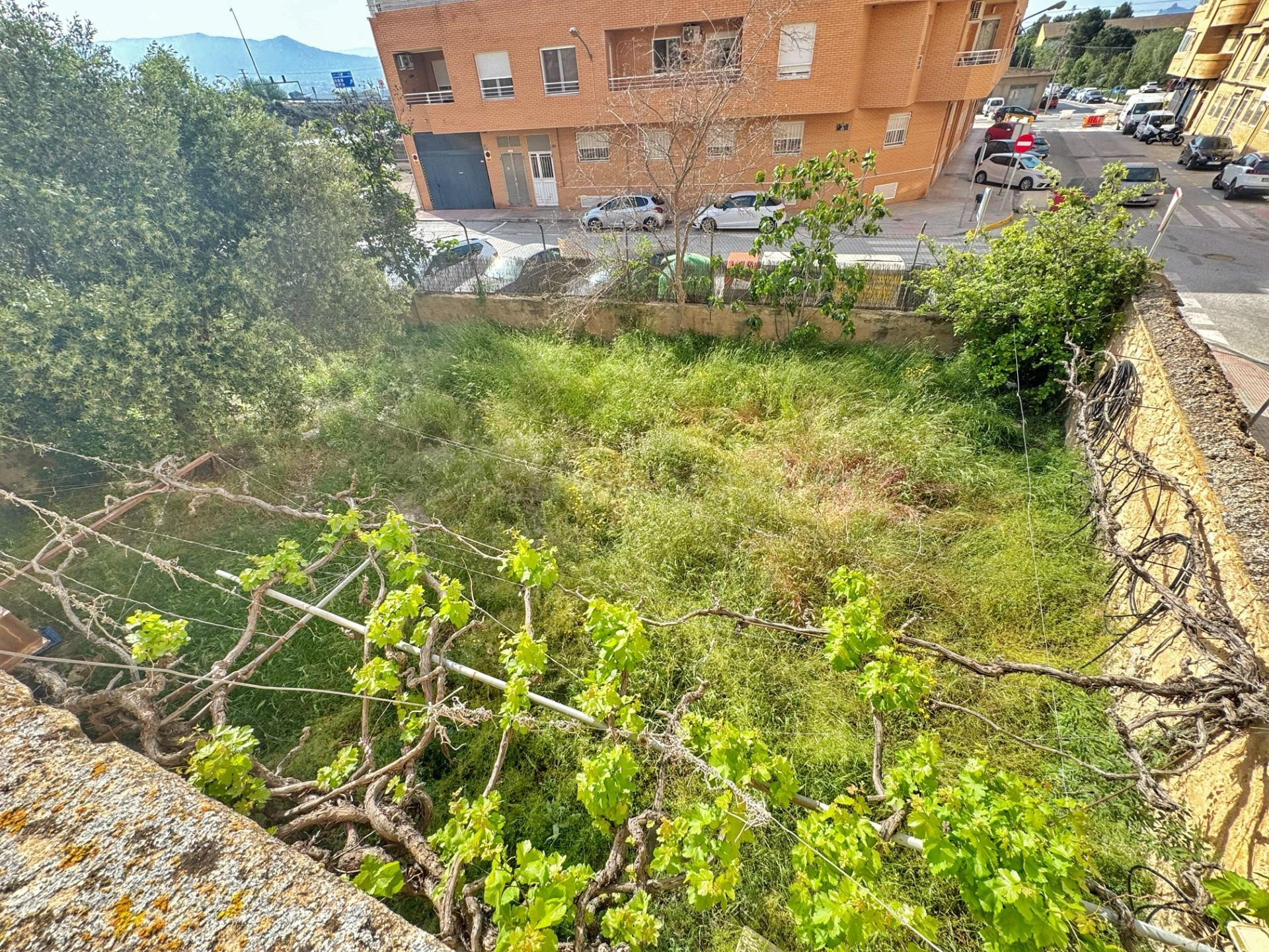 AMPLIA CASA CON TERRENO EN VILLENA