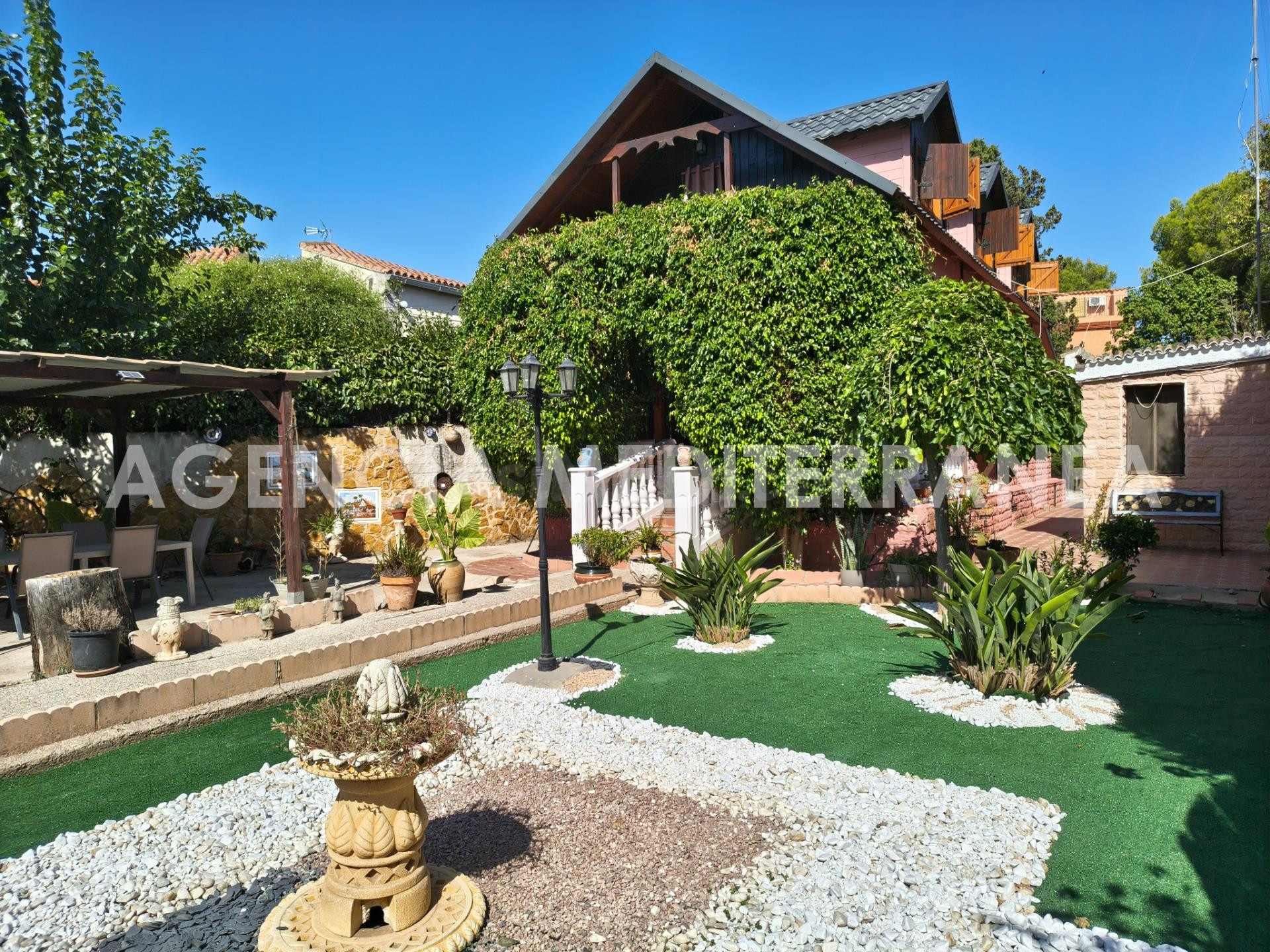 ¡Descubre este encantador y singular chalet, ubicado en la t