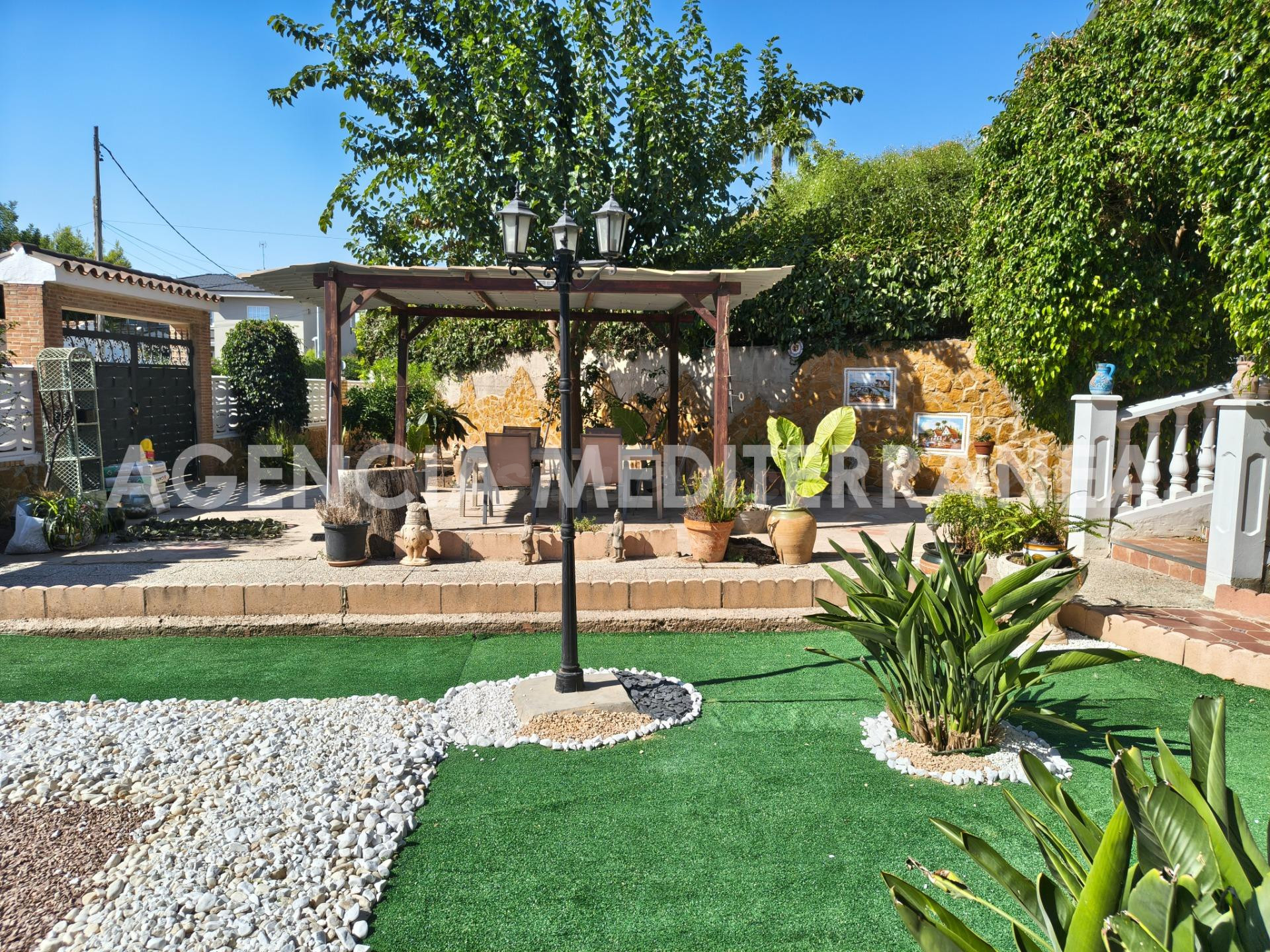 ¡Descubre este encantador y singular chalet, ubicado en la t - foto 2