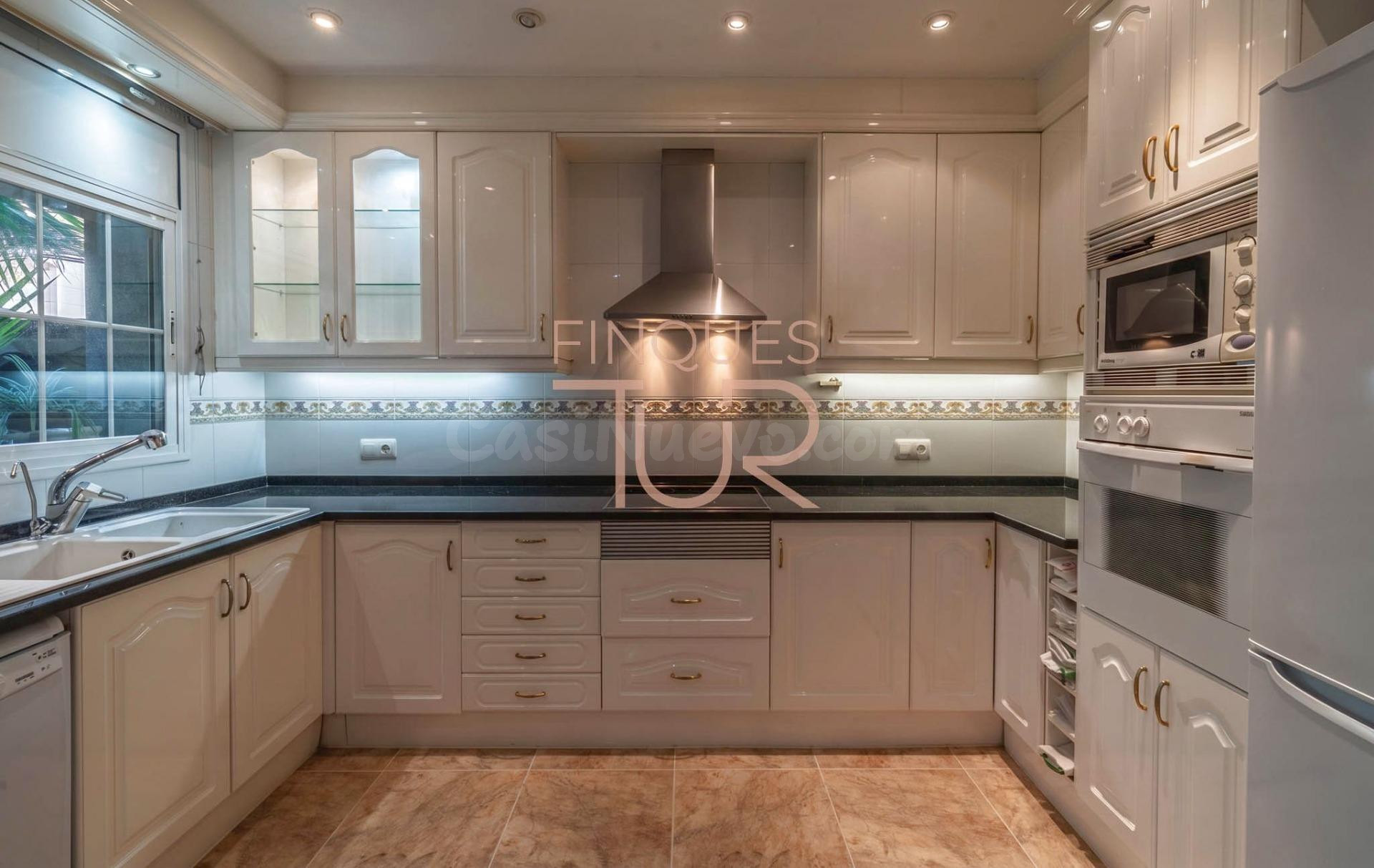 ESPECTACULAR CASA en Premia de Mar: Confort y Estilo a unos  - foto 4