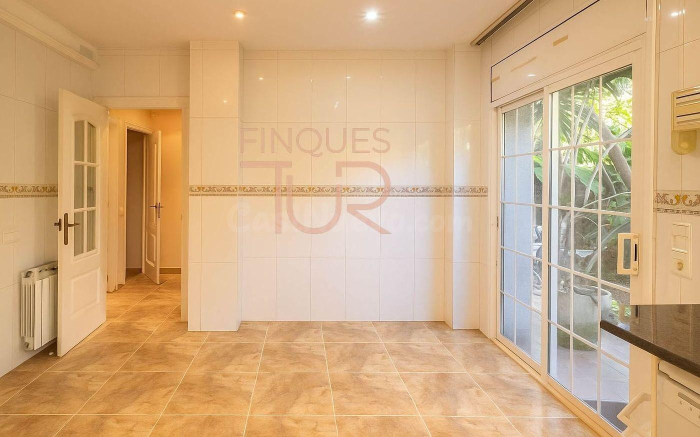 ESPECTACULAR CASA en Premia de Mar: Confort y Estilo a unos  - foto 5