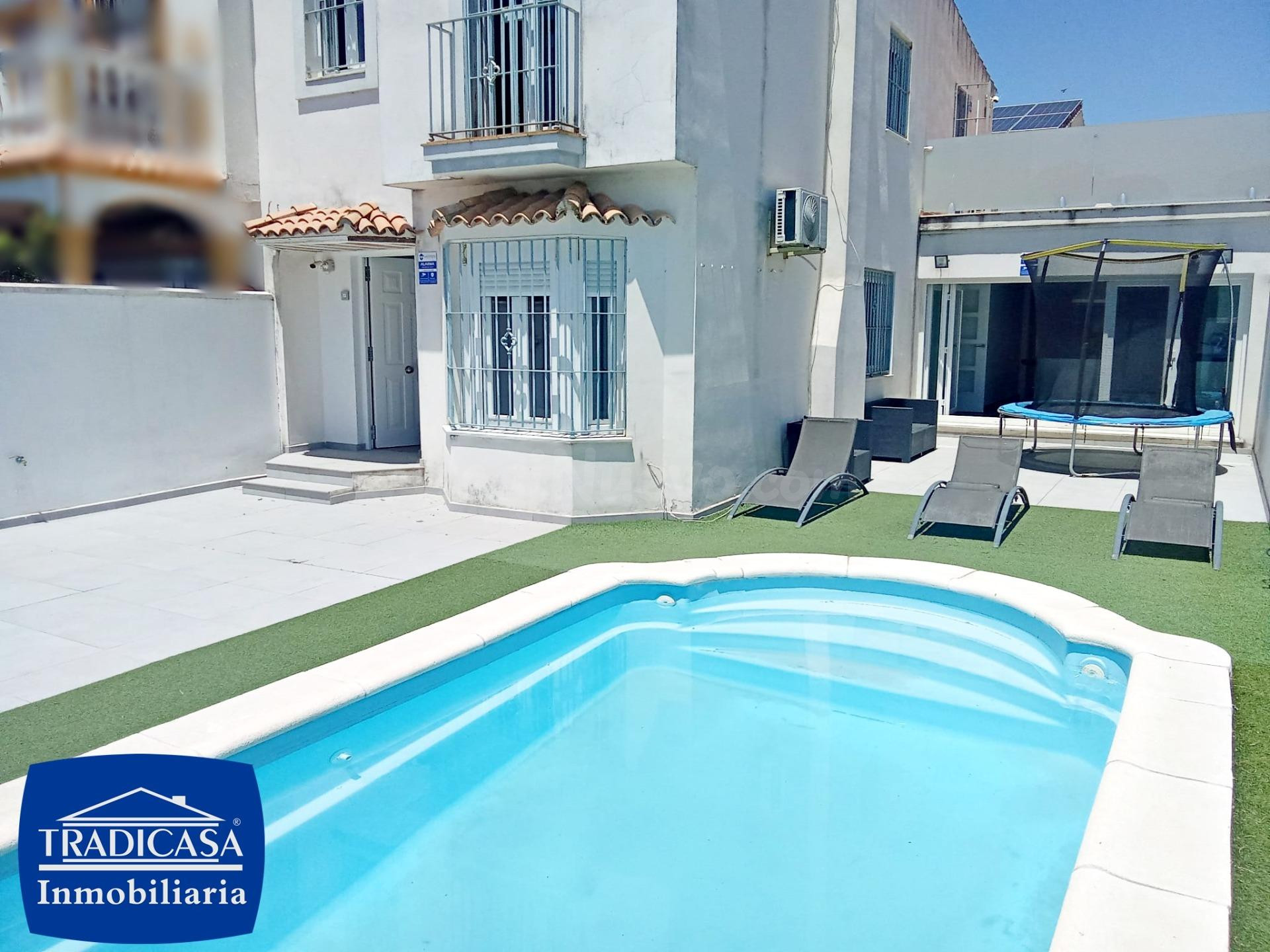 ✨ ¡Tu nuevo hogar te espera en Ronda Este de Jerez! Pareado con piscina y listo para entrar a vivir