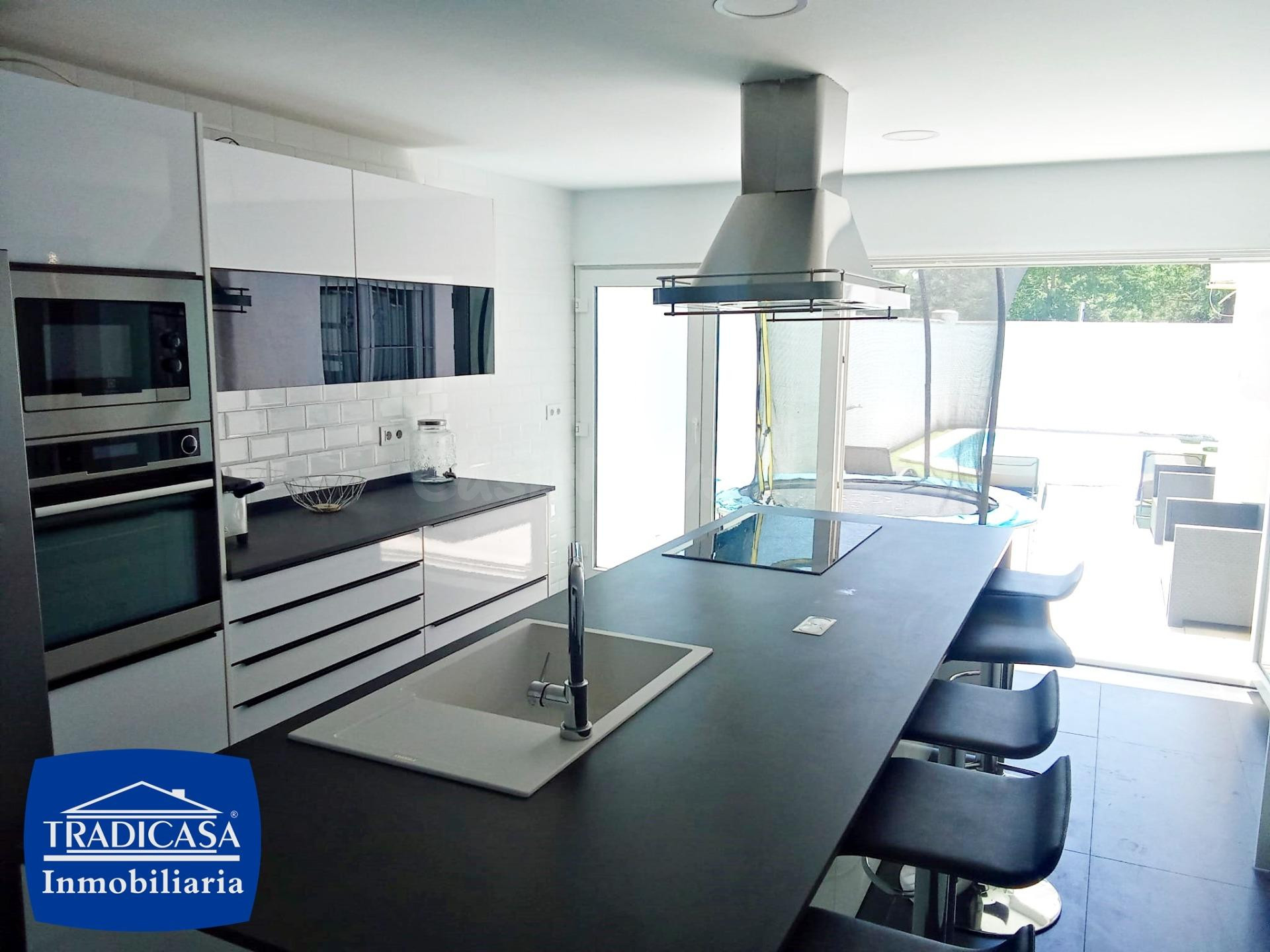 ✨ ¡Tu nuevo hogar te espera en Ronda Este de Jerez! Pareado con piscina y listo para entrar a vivir - foto 3