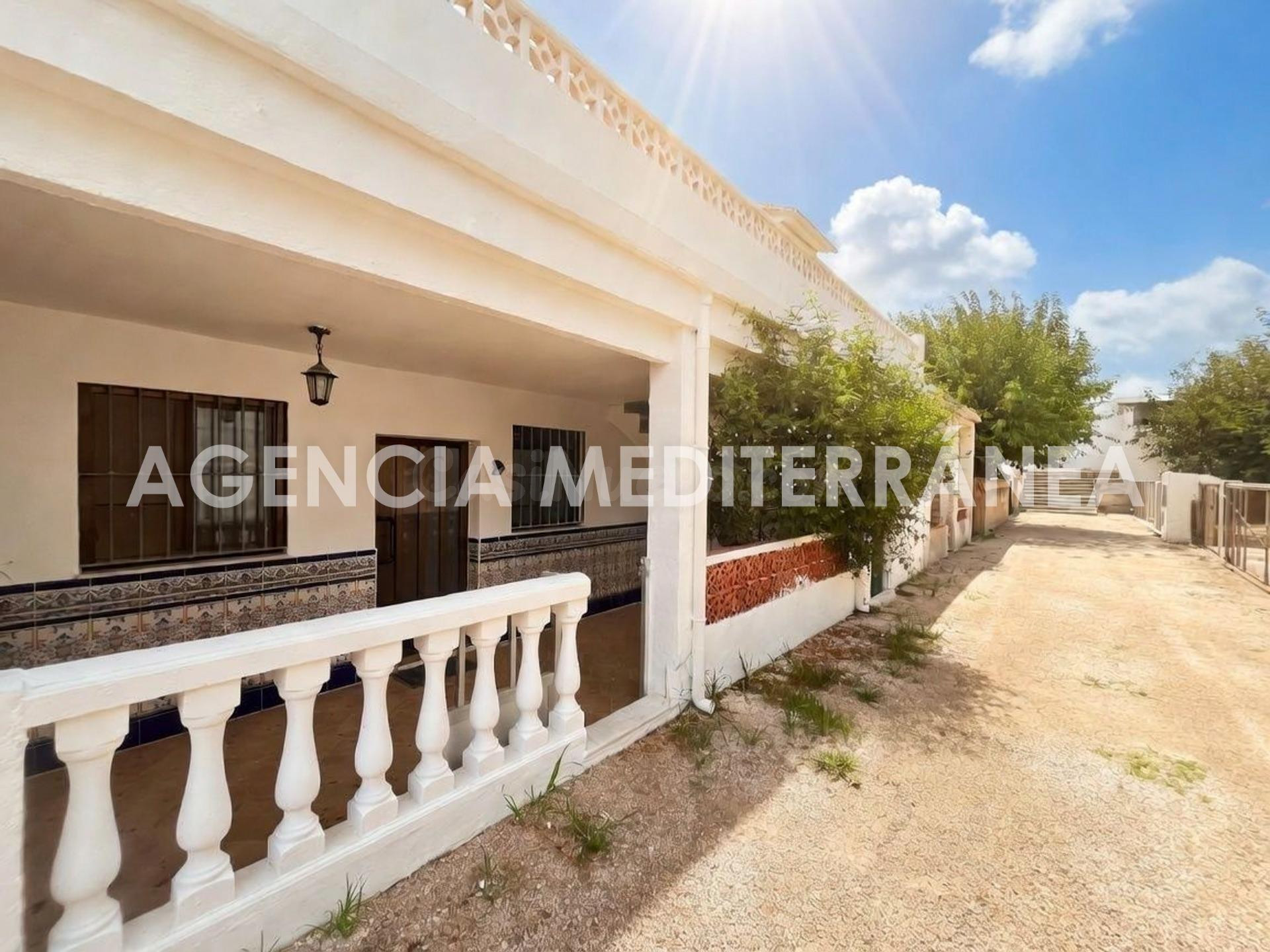 Casa / Chalet adosado ubicado en 1ª linea de la playa Devese