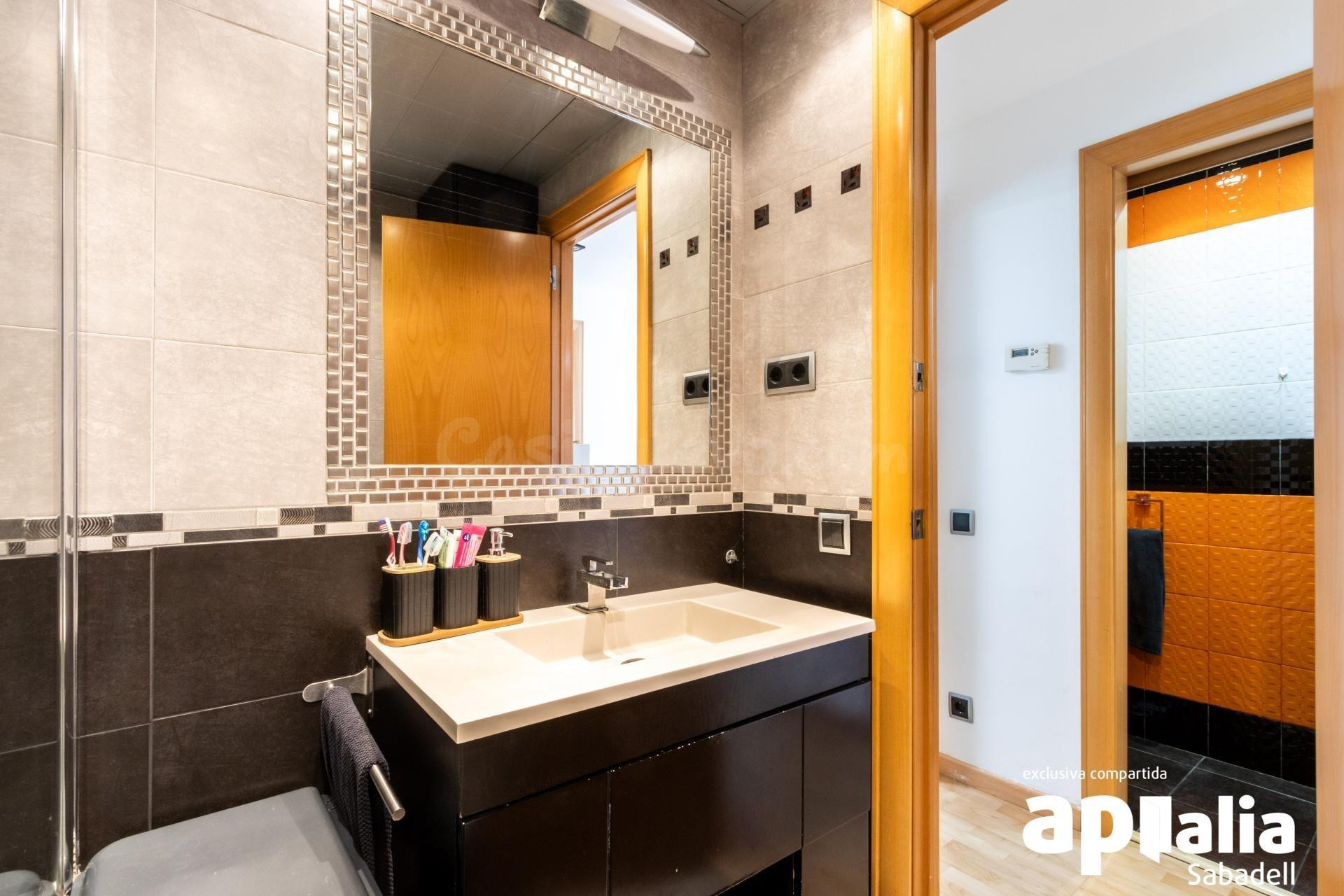 Vivir en “El Barco” de Sabadell: vivienda reformada con pisc - foto 4