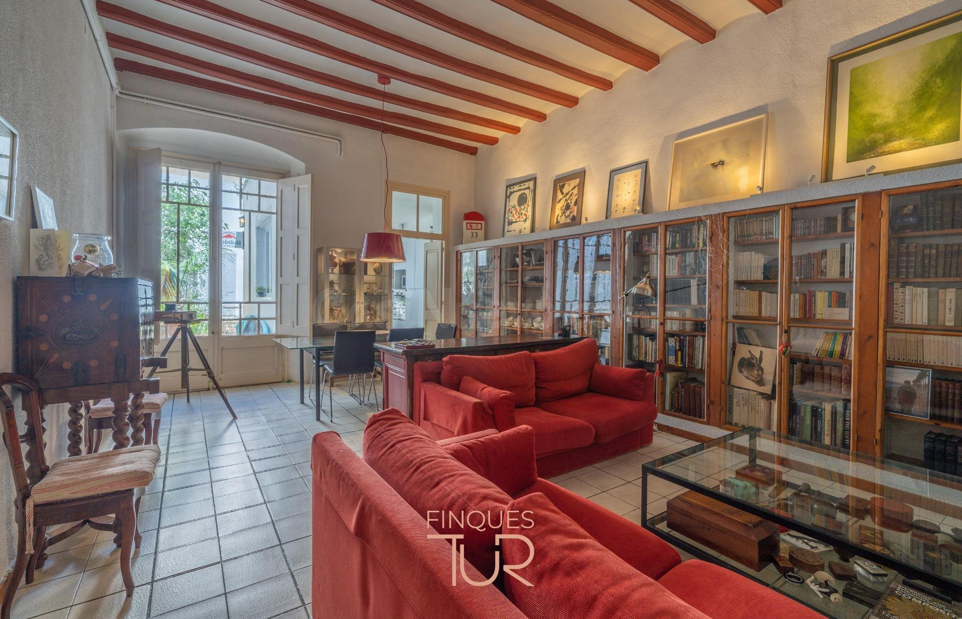 ENCANTADORA CASA DE PUEBLO con patio y terrazas en el casco 