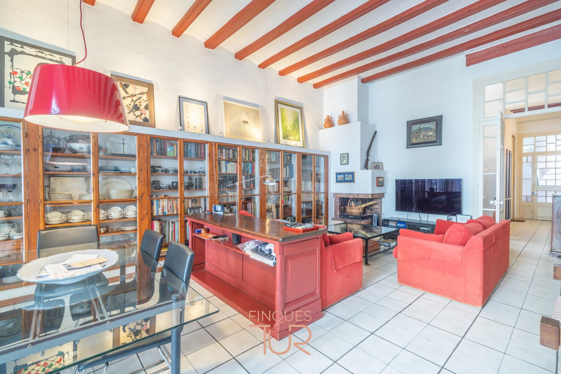 ENCANTADORA CASA DE PUEBLO con patio y terrazas en el casco  - foto 2