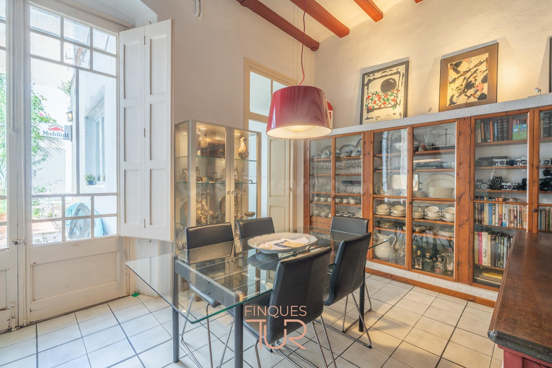 ENCANTADORA CASA DE PUEBLO con patio y terrazas en el casco  - foto 3