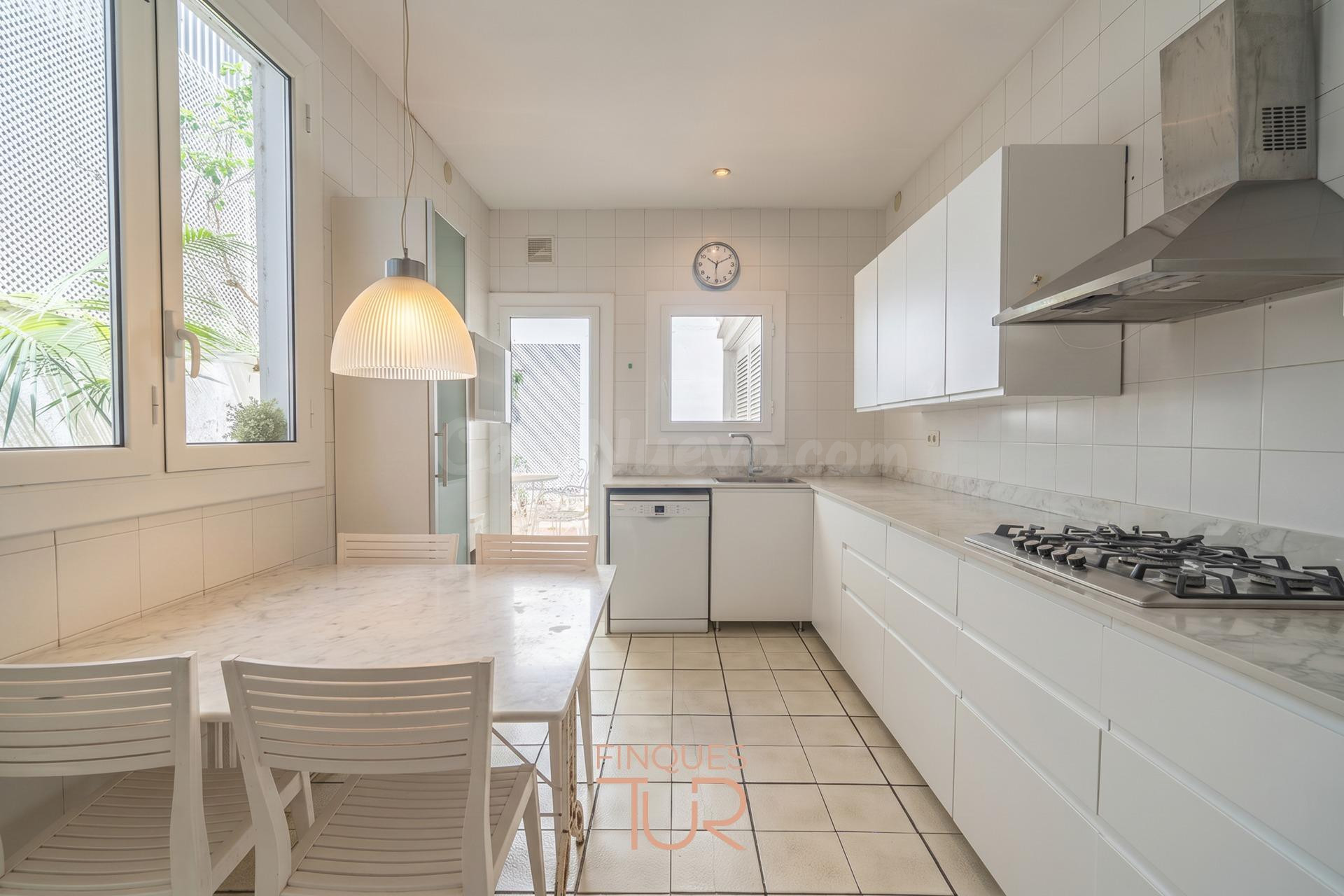 ENCANTADORA CASA DE PUEBLO con patio y terrazas en el casco  - foto 4