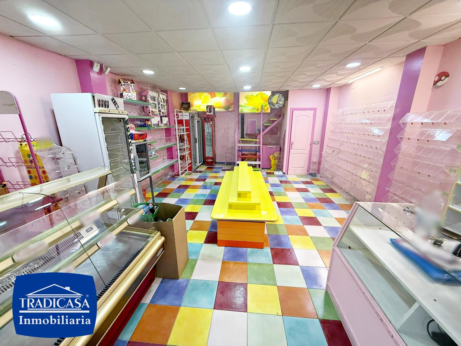¡Impulsa tu negocio en una ubicación privilegiada! Local comercial frente a centros educativos en Avenida de Arcos