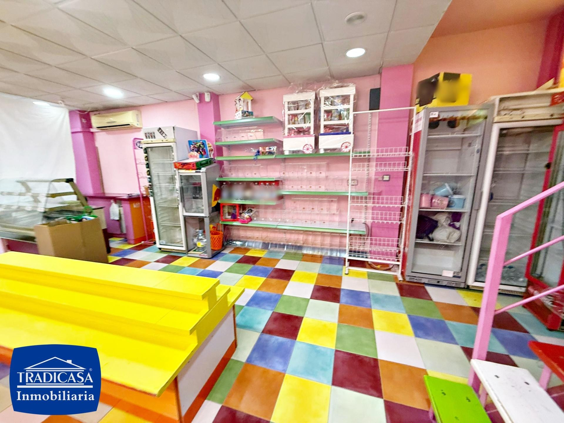 ¡Impulsa tu negocio en una ubicación privilegiada! Local comercial frente a centros educativos en Avenida de Arcos - foto 2