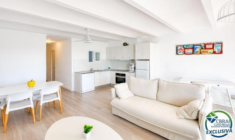 Exclusivo apartamento reformado a 50 metros de la playa de C - foto 3