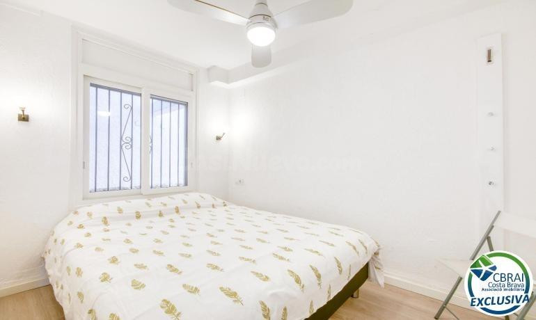 Exclusivo apartamento reformado a 50 metros de la playa de C - foto 4