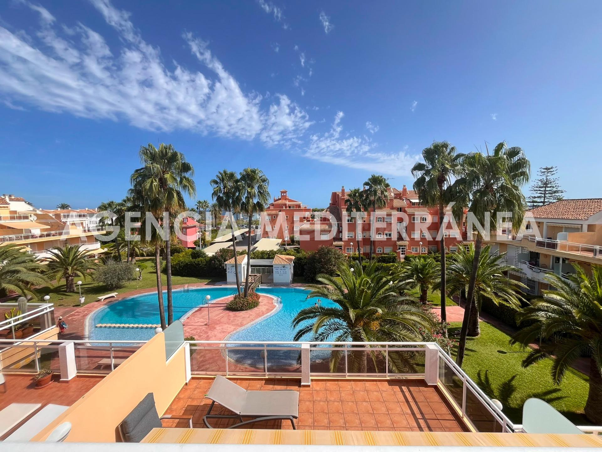 Ático dúplex de 2 dormitorios con amplias terrazas y vistas al mar en Dénia
