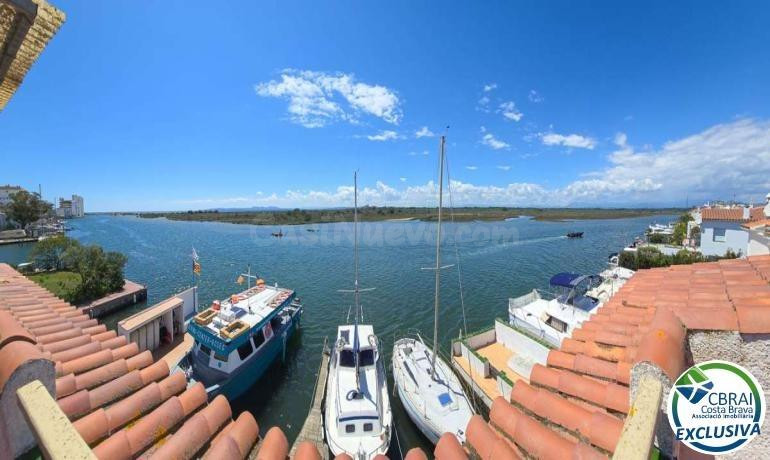 Exclusiva casa con amarre de 10x4 m y vistas al parque natur