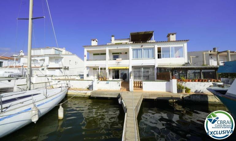 Exclusiva casa con amarre de 10x4 m y vistas al parque natur - foto 2