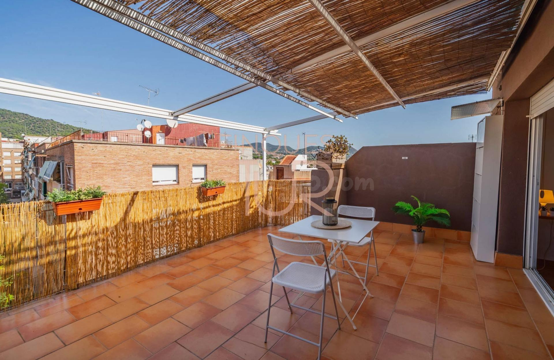 ÁTICO CON TERRAZA, MUCHA LUZ Y ORIENTACION AL MAR Y MONTAÑA