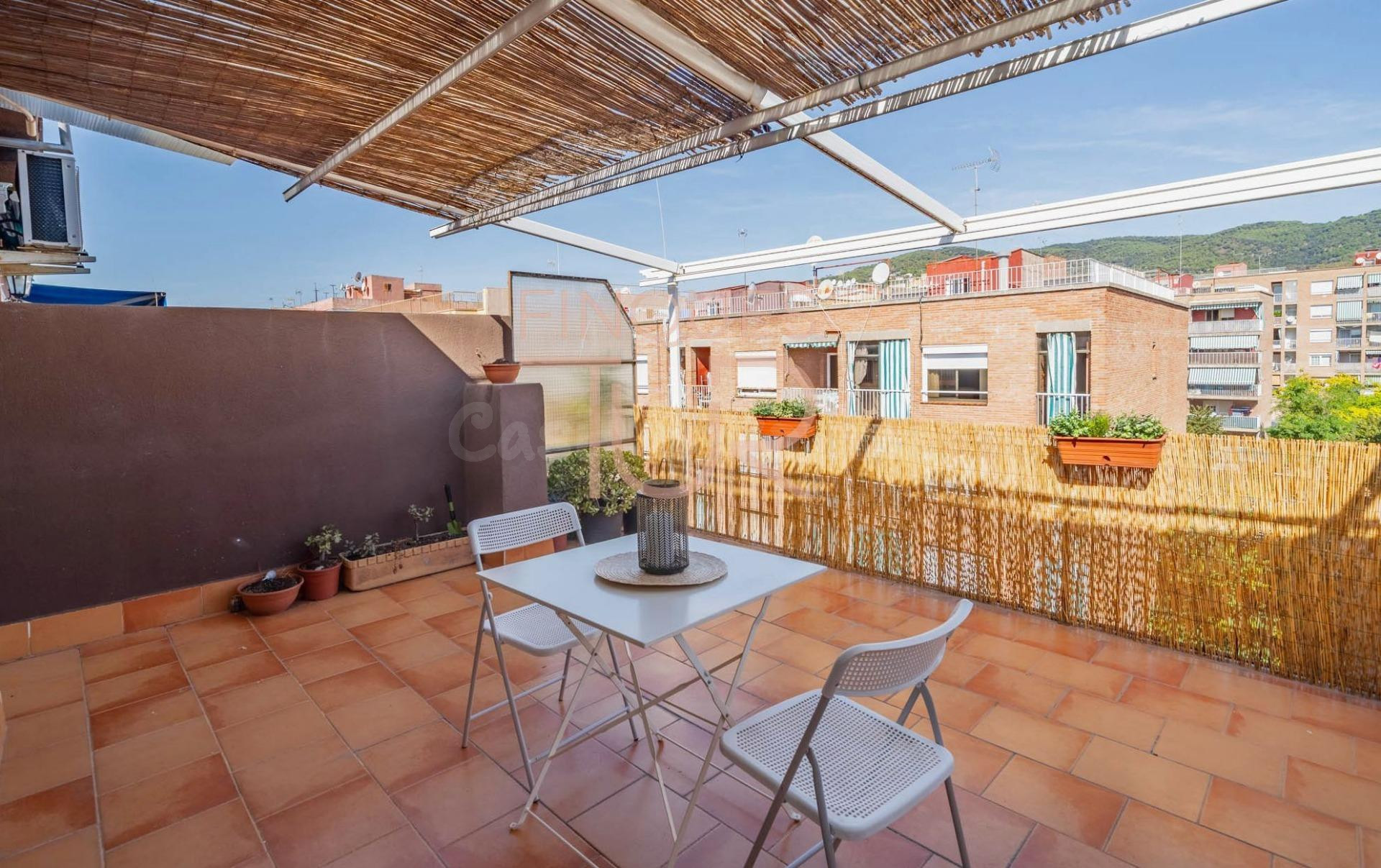 ÁTICO CON TERRAZA, MUCHA LUZ Y ORIENTACION AL MAR Y MONTAÑA - foto 2