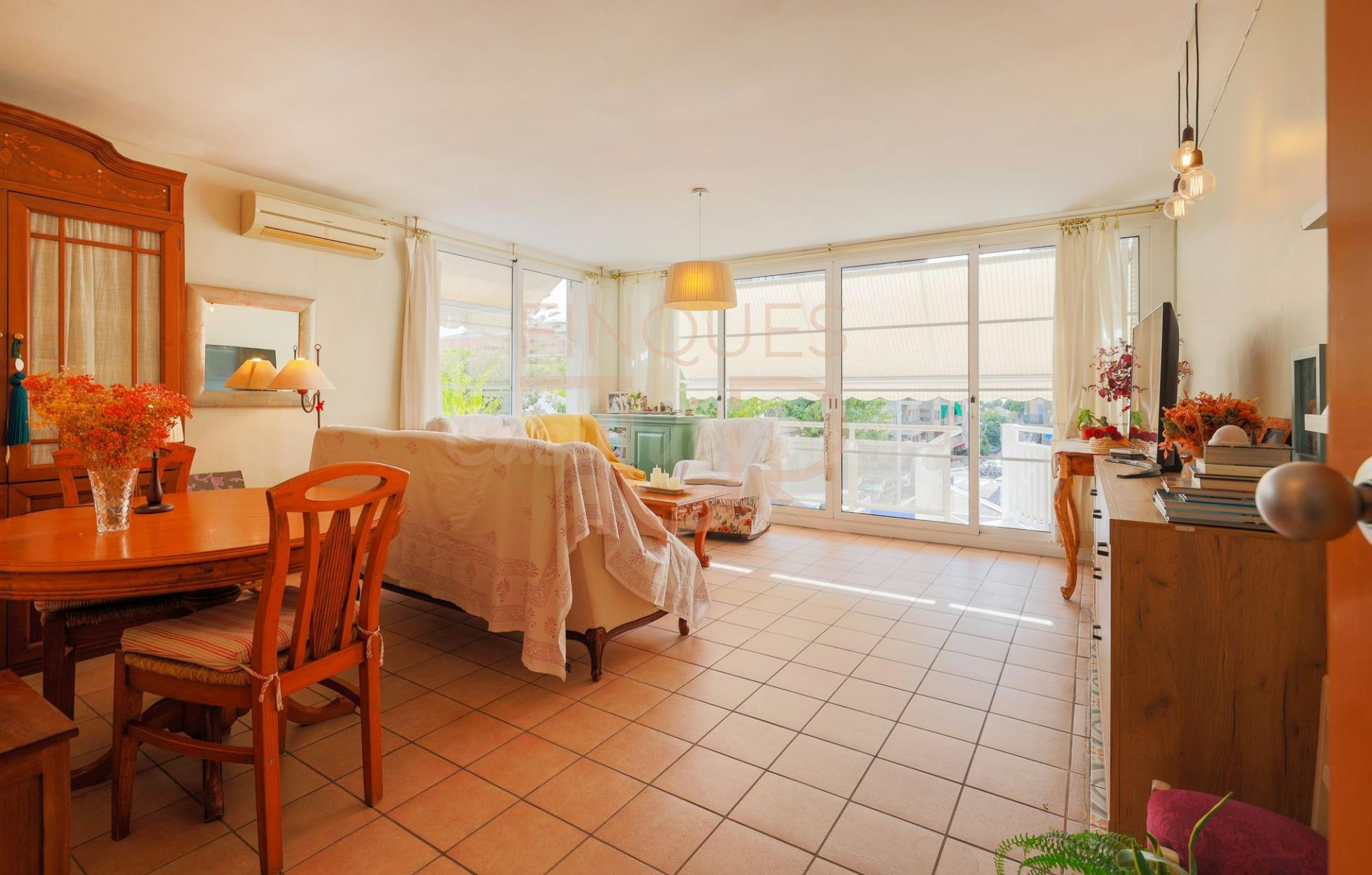 BONITA VIVIENDA-TRÍPLEX REFORMADA con PISCINA en el CENTRO D