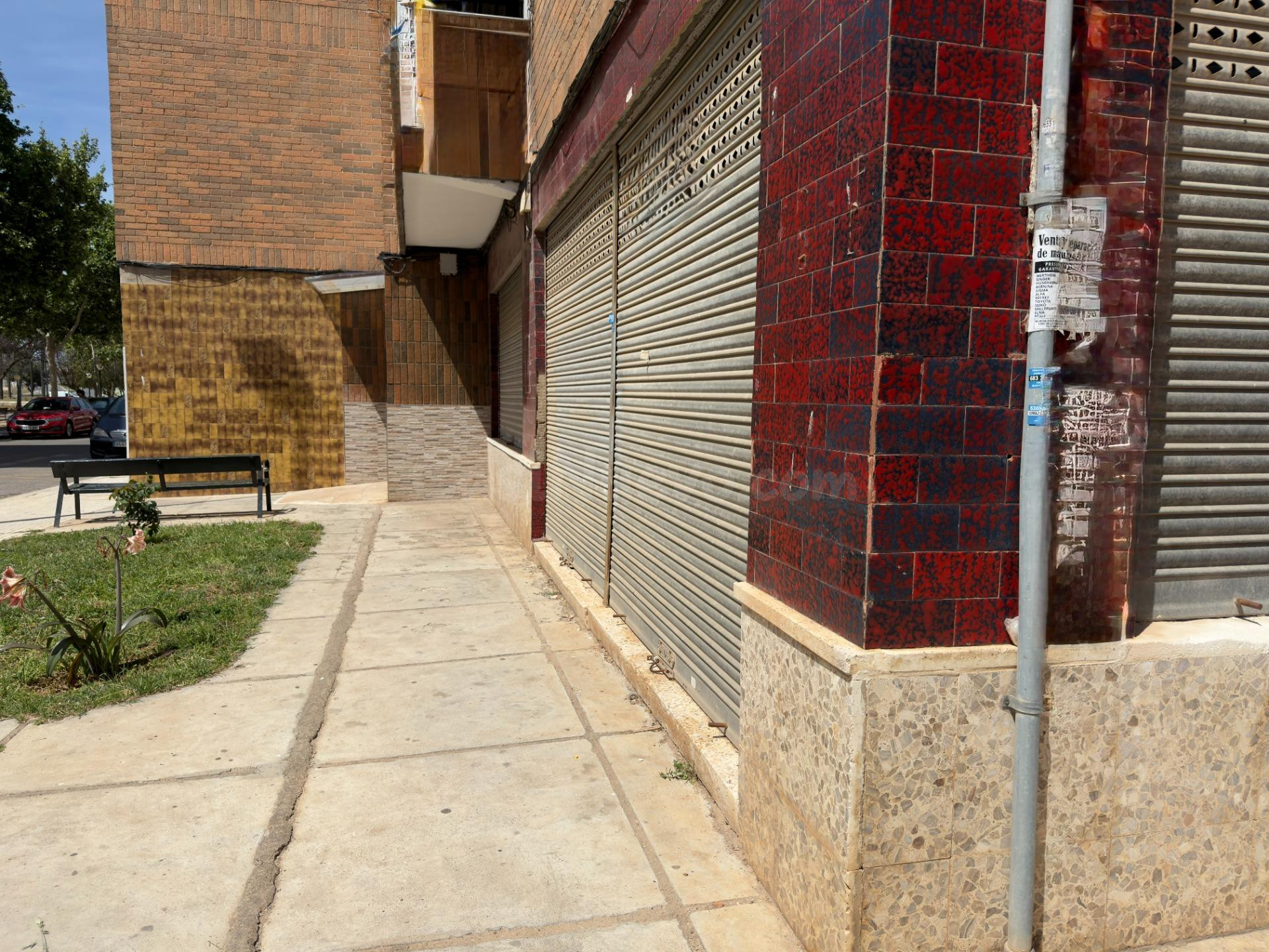 Se vende amplio local comercial en planta baja en Media Sala (Cartagena).