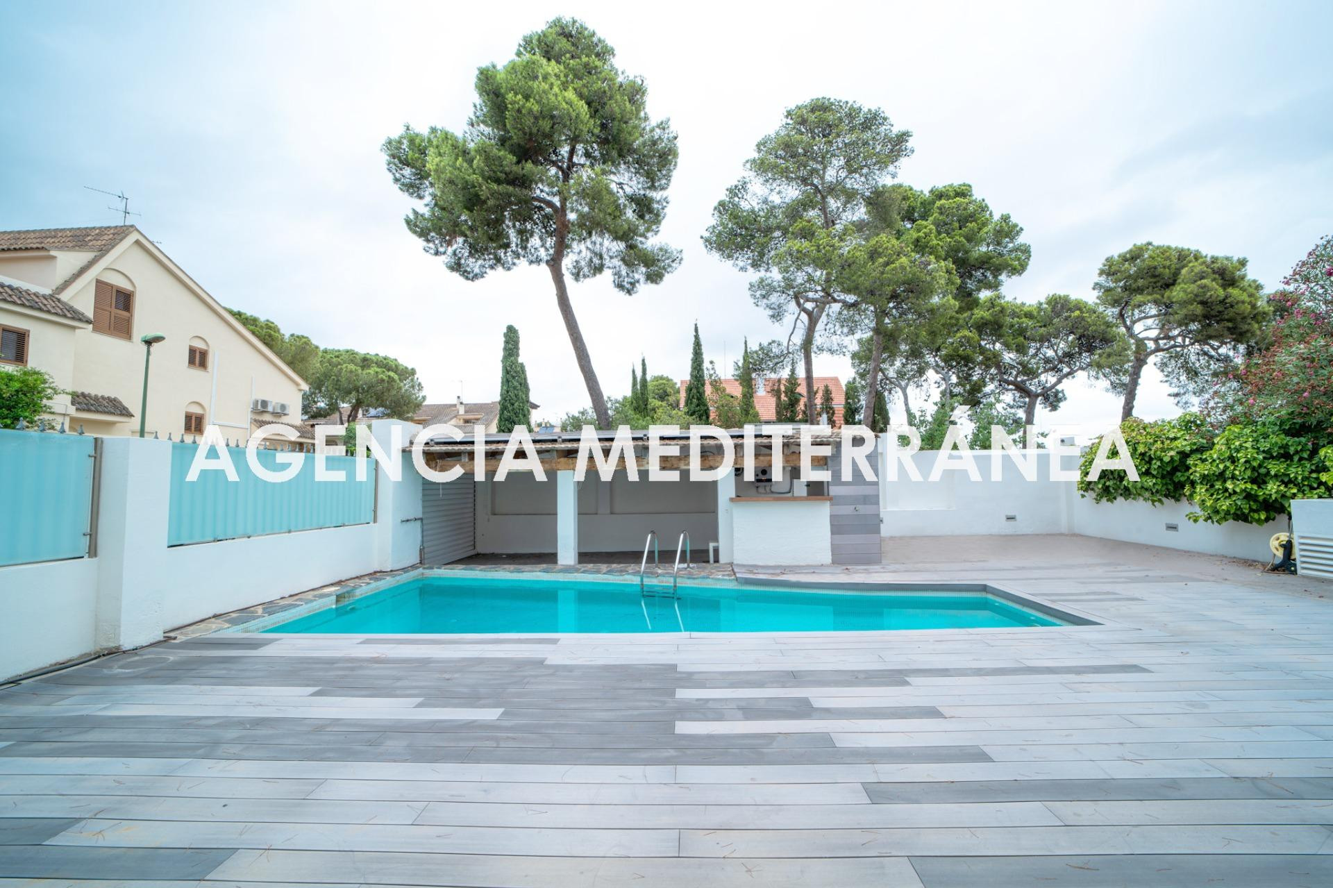 Chalet independiente con encanto histórico y diseño moderno 