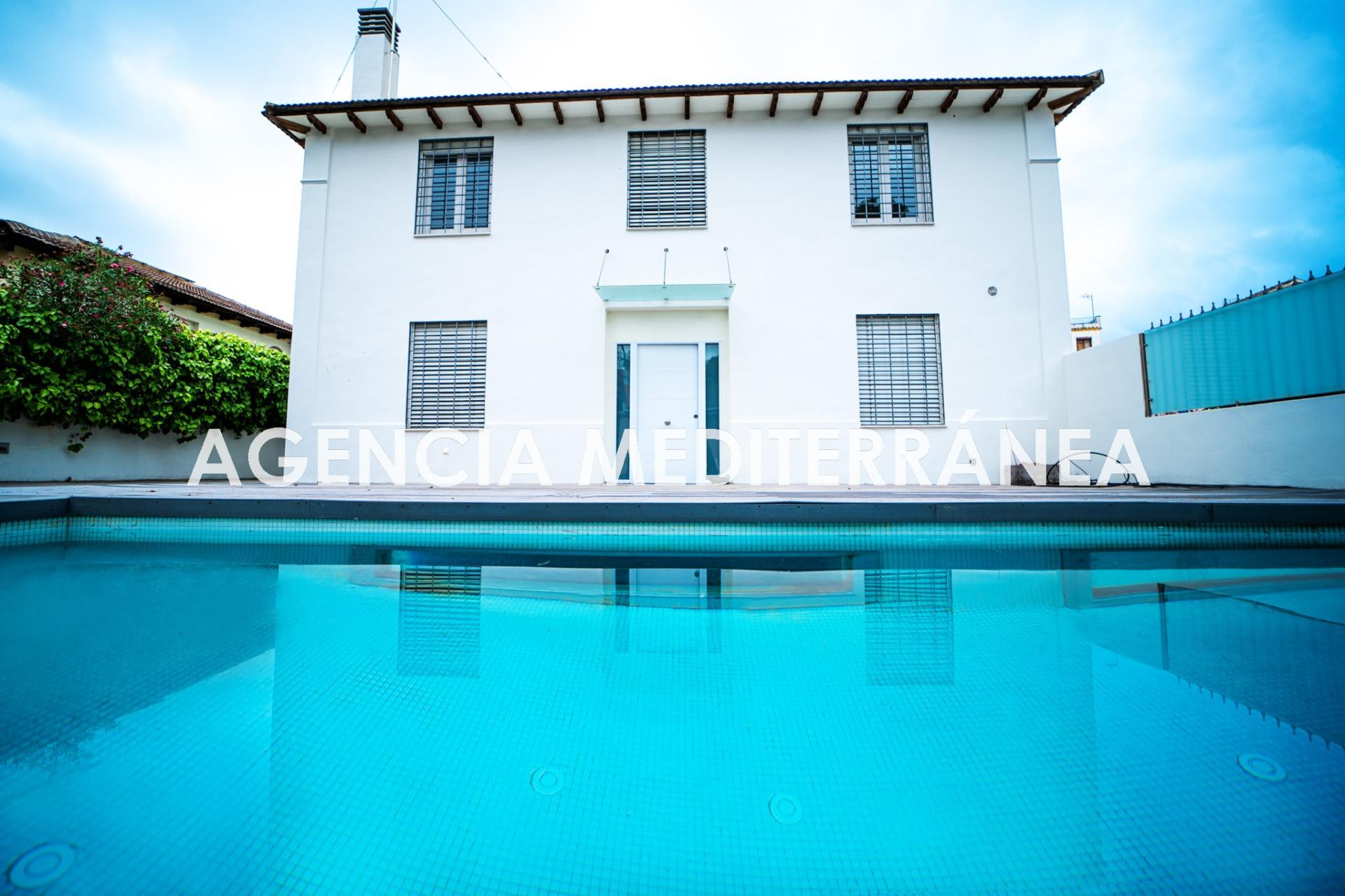 Chalet independiente con encanto histórico y diseño moderno  - foto 3