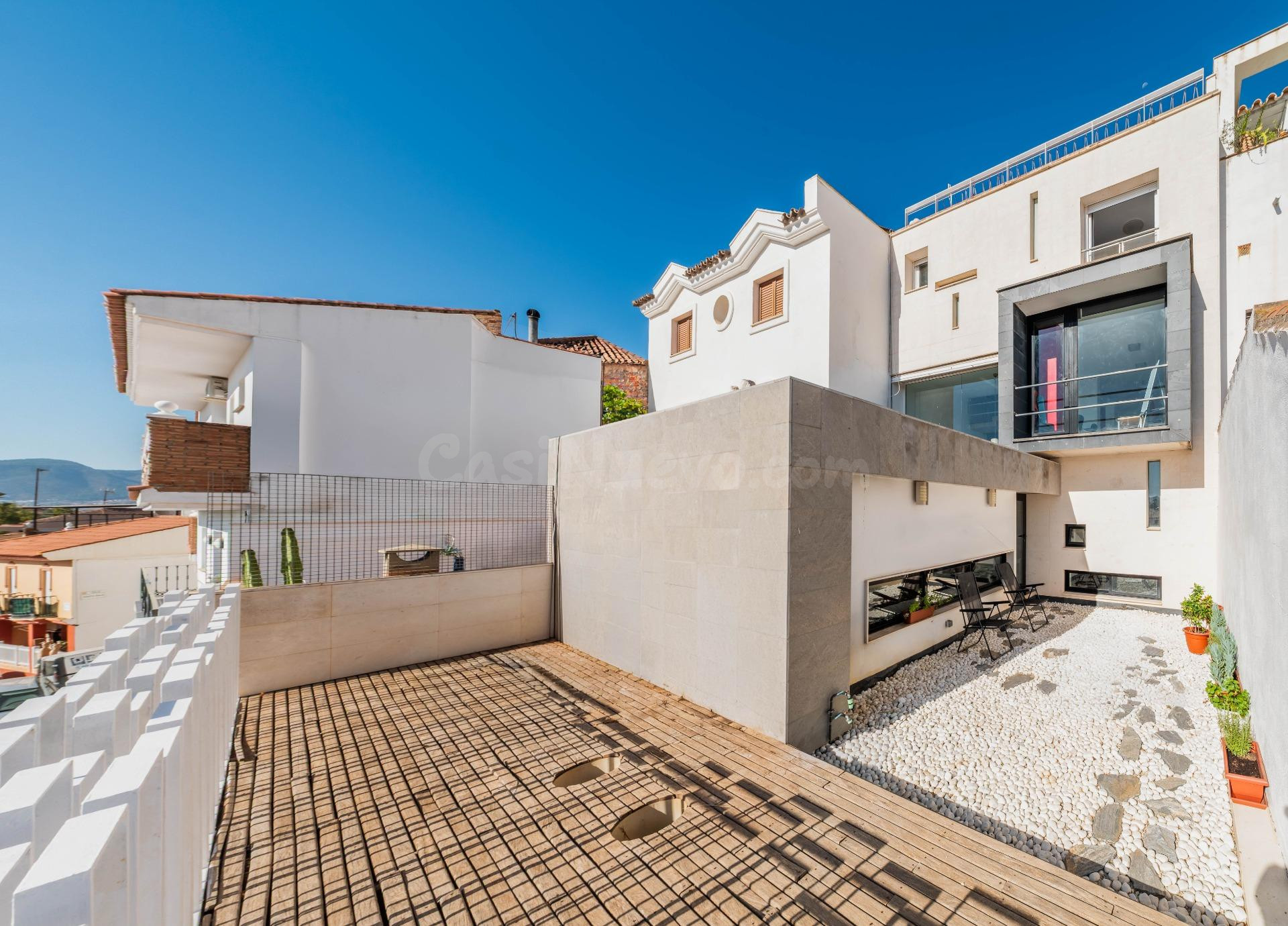 VIVIENDA ÚNICA JUNTO AL PTA, CON AMPLIAS TERRAZAS, SOLÁRIUM y VISTAS DESPEJADAS