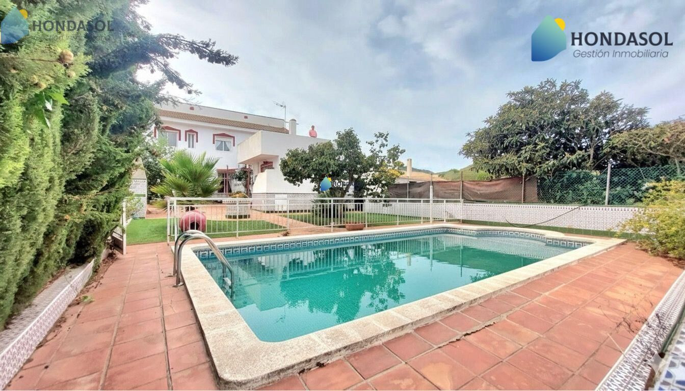 SE VENDE CASA DE CAMPO ADOSADA EN LA MANGA CLUB. 7 DORMTS, 3