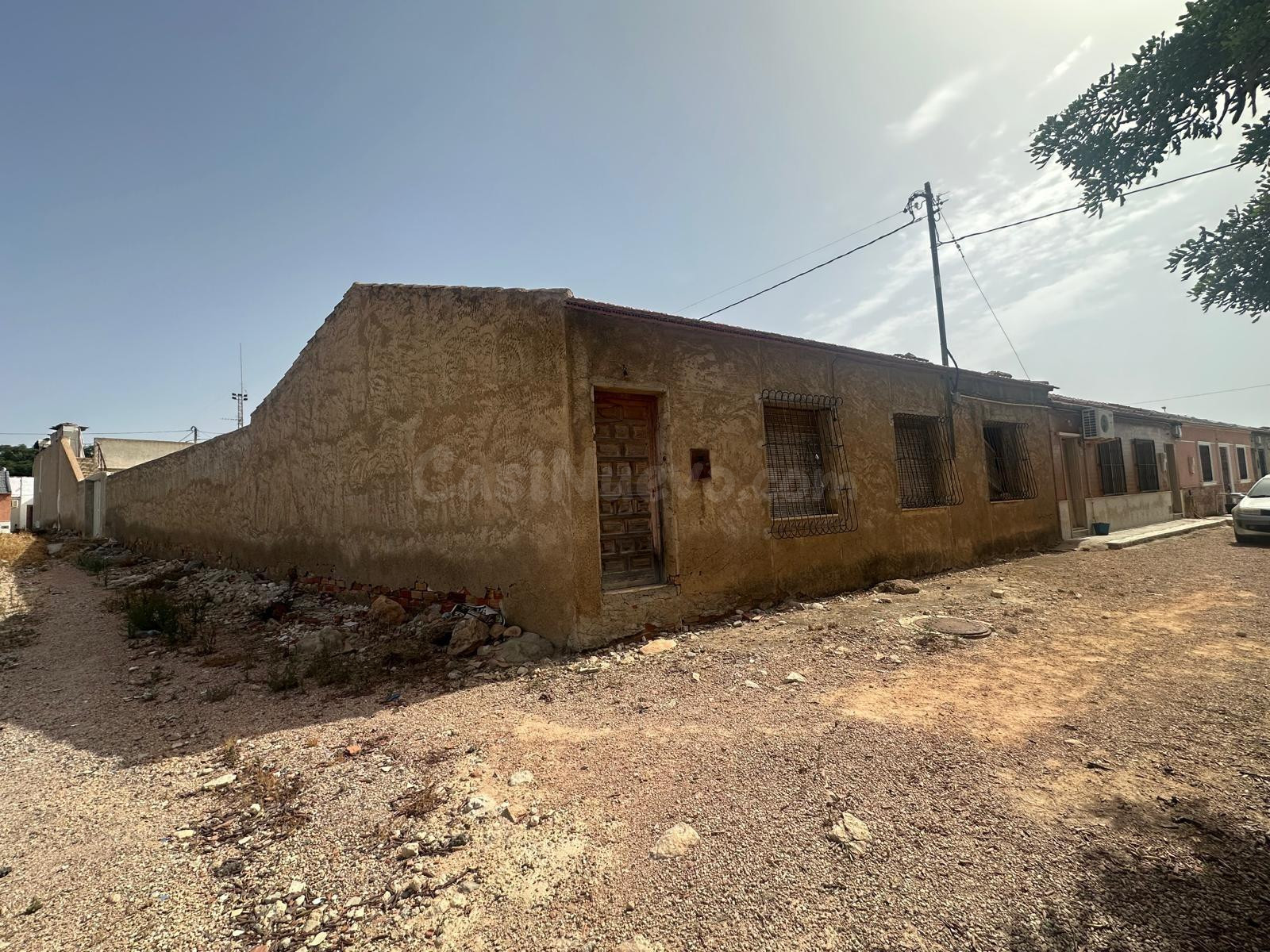 SE VENDE CASA DE 4 DORMITORIOS EN EL BARRIO LOS MIRAS DE MONTESINOS