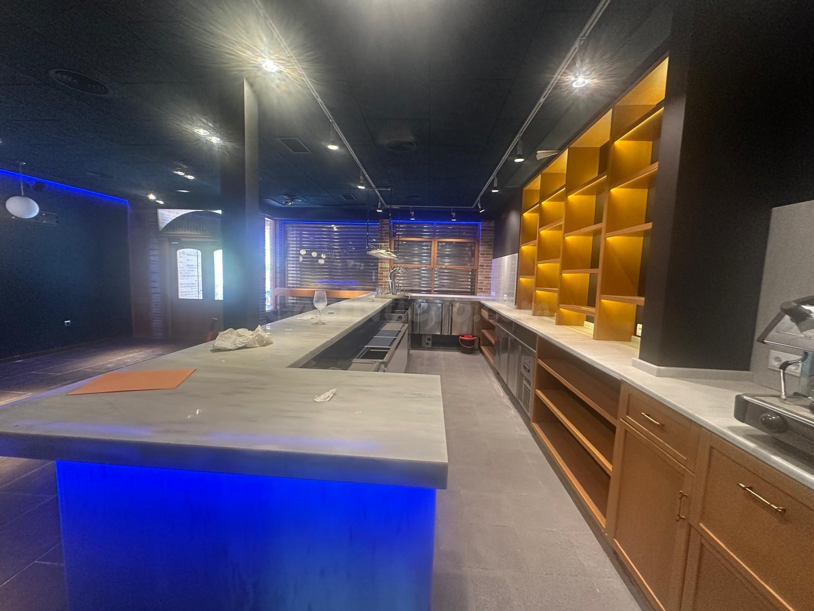 SE ALQUILA CON TRASPASO  RESTAURANTE EN CALLE PEATONAL  JUNTO NUEVO PUERTO DEPORTIVO DE TORREVIEJA
