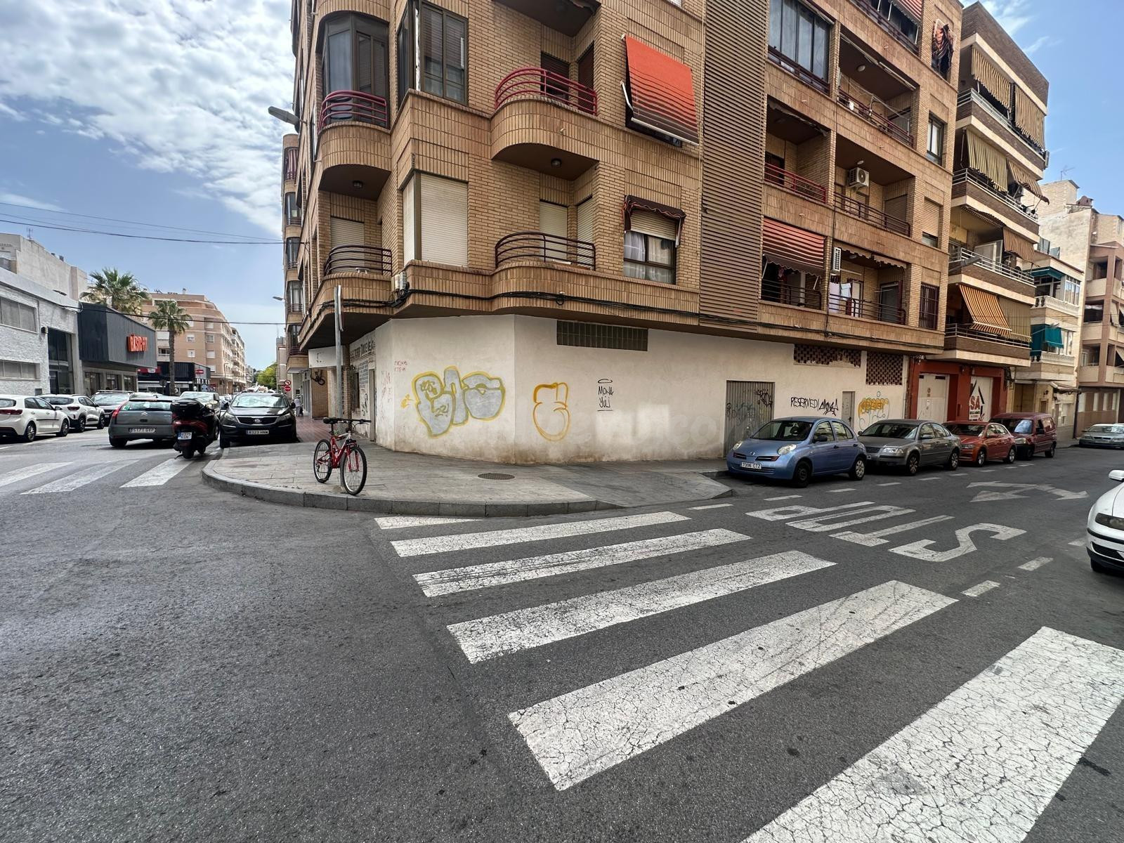 SE ALQUILA LOCAL COMERCIAL  EN ESQUINA DE 240 MTS2 CENTRICO EN TORREVIEJA