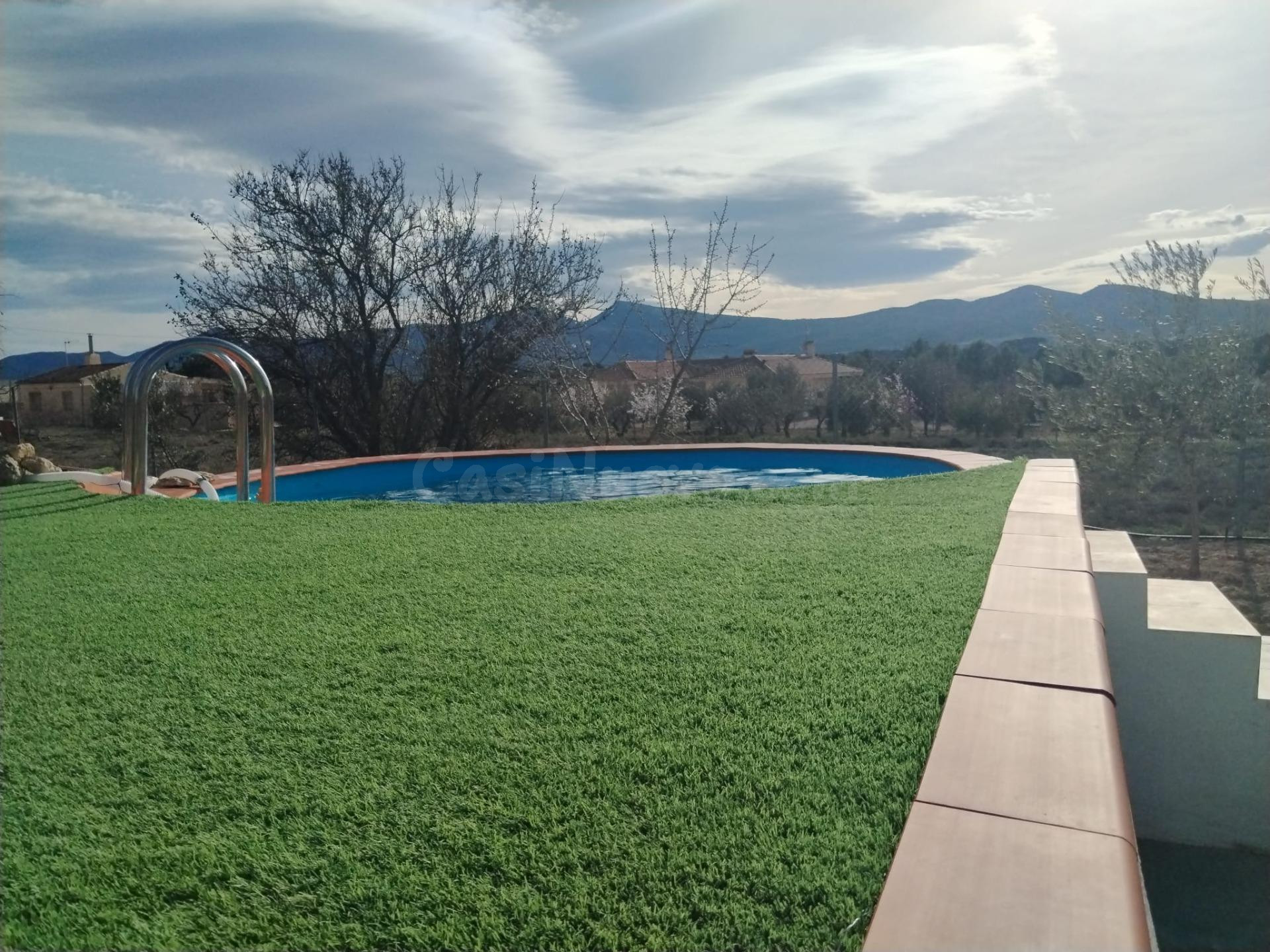 Terreno rústico de 1.133 m2 (103 m x 11 m Aproximadamente) totalmente vallado en Castalla (Zona Cabezo Pla)