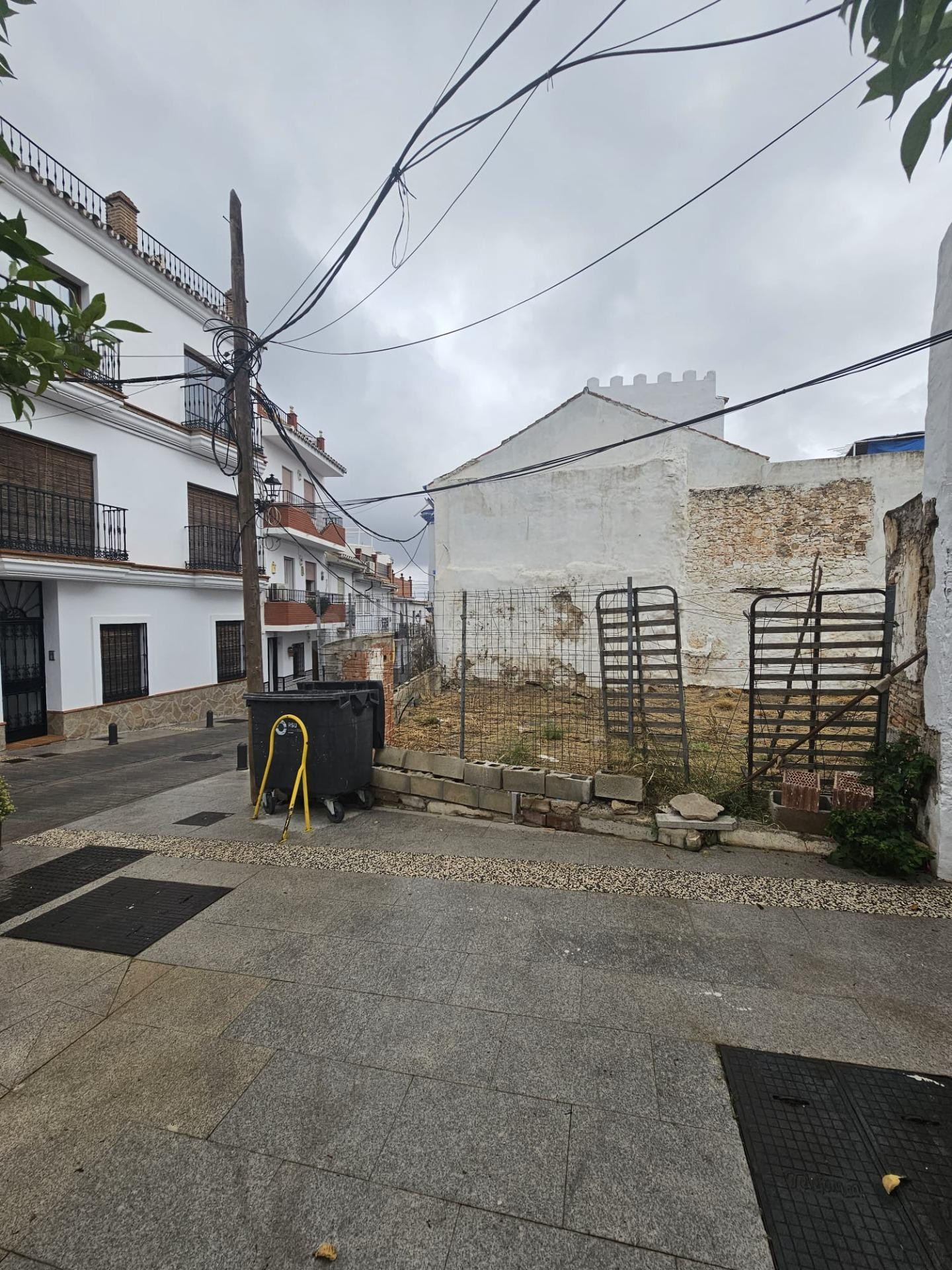 Solar urbano en Alozaina