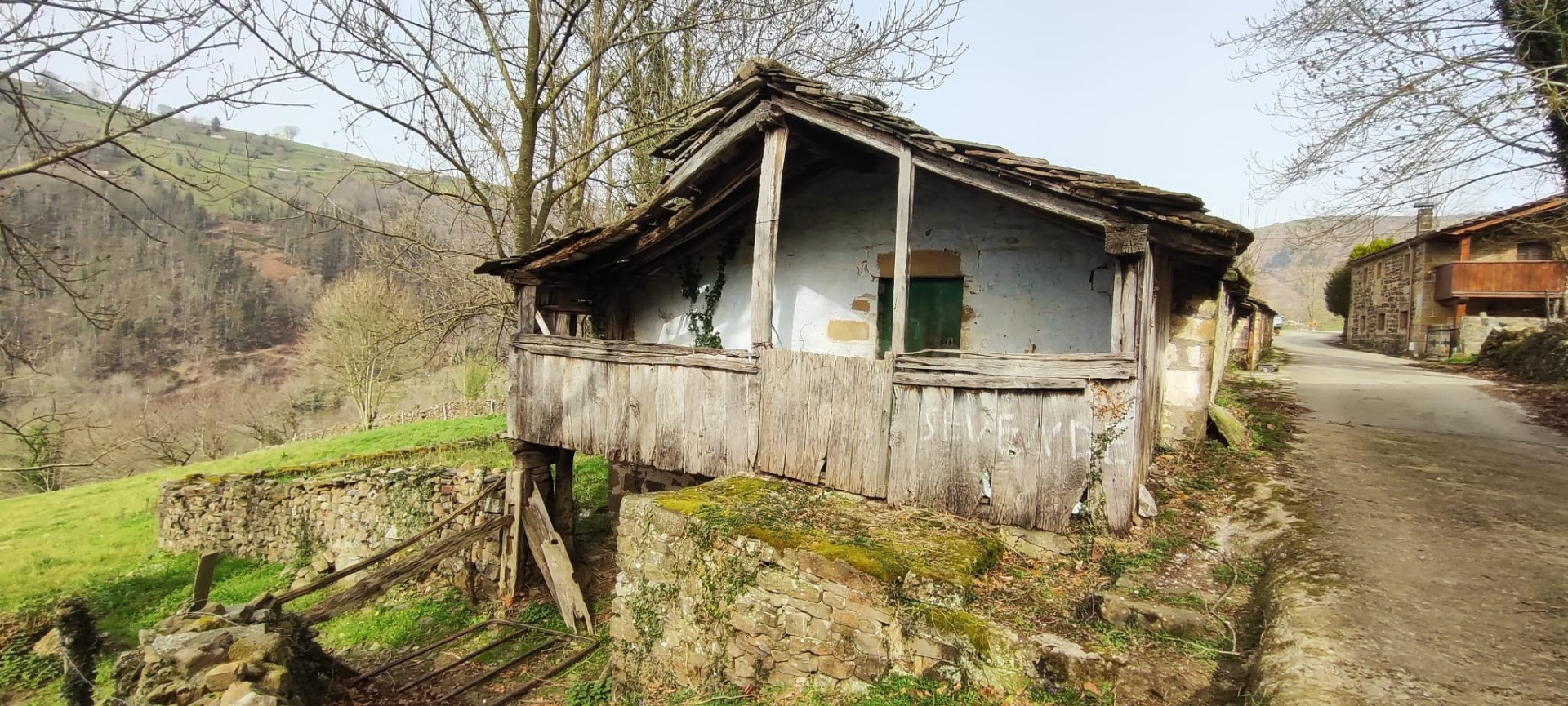 CABAÑA PASIEGA CON FINCA EN EL CORAZÓN DE VEGA DE PAS.-
