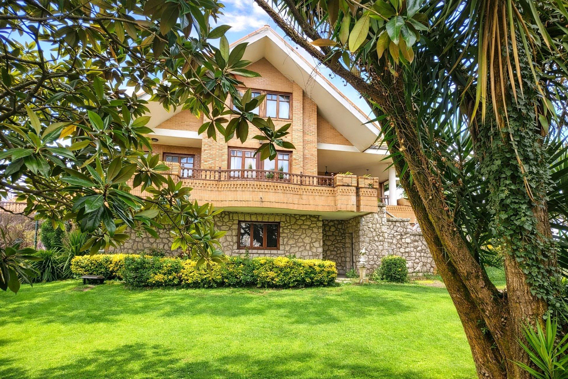 CHALET CON JARDÍN EN TORRELAVEGA - foto 4