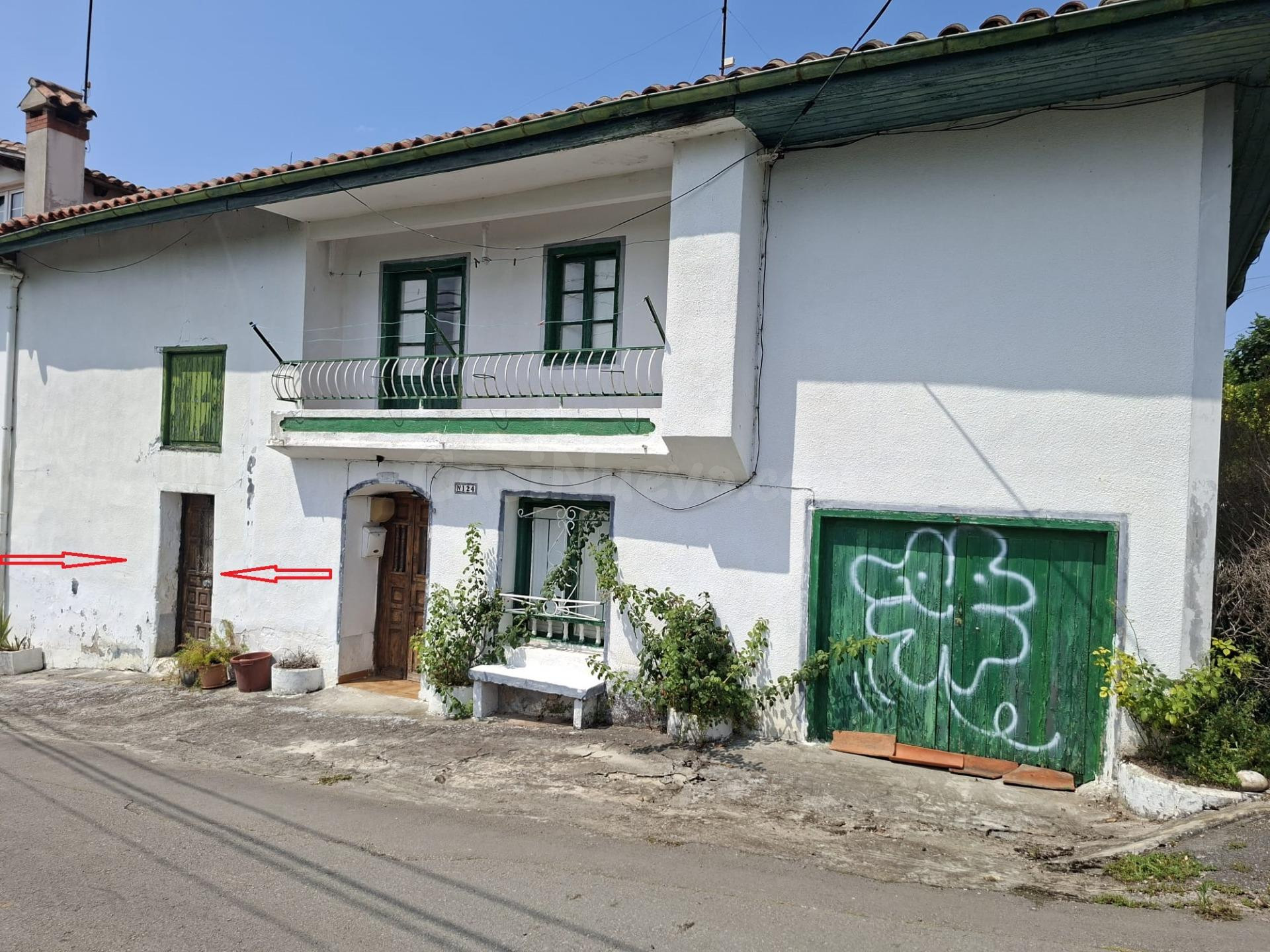 PARCELA URBANA EN CÓBRECES CON CUADRA, SILO Y COCHERA.-