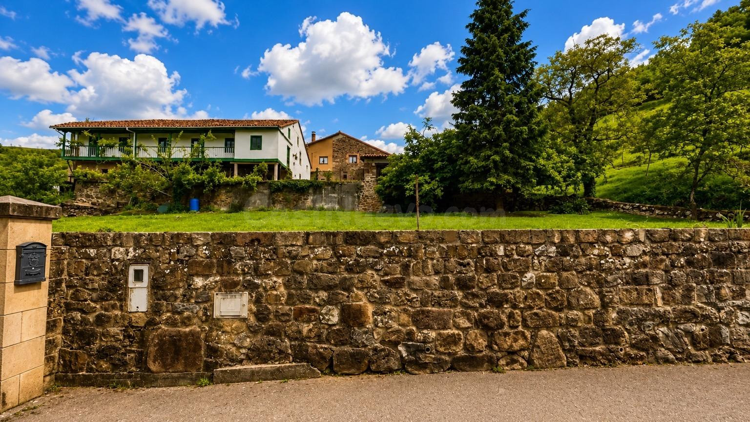 Gran casa tradicional cántabra de piedra con parcela urbana