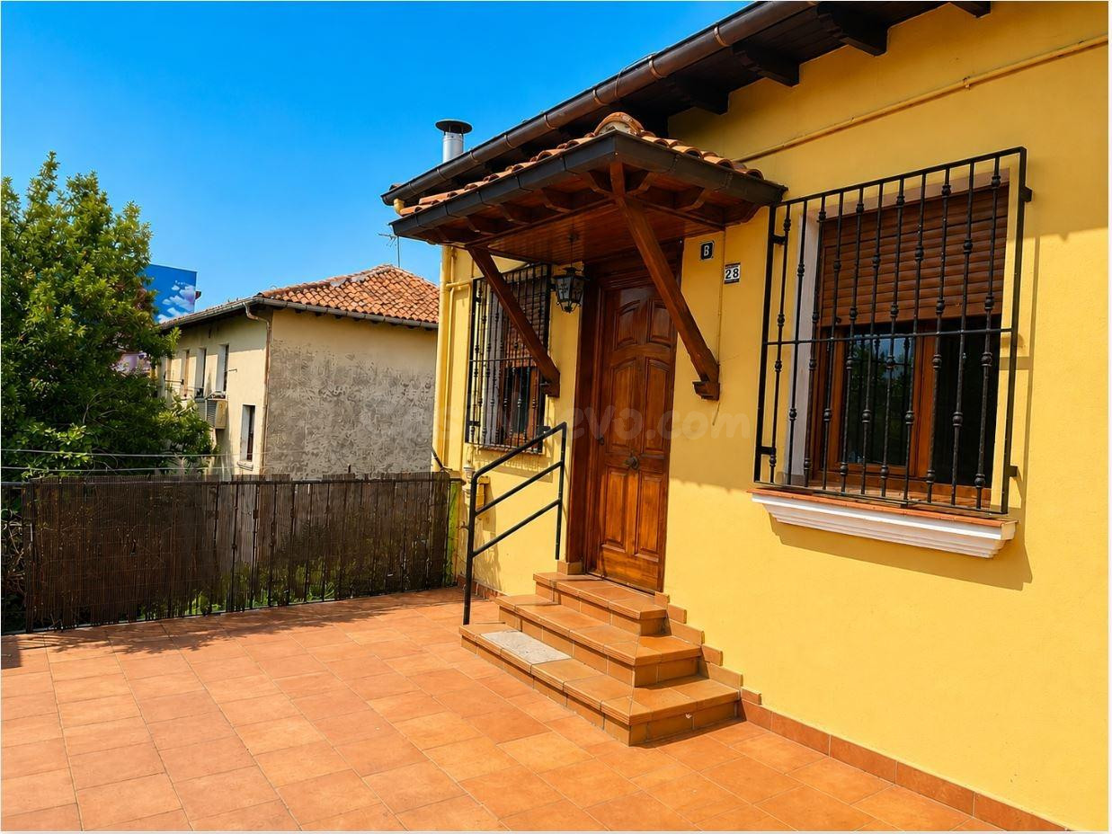 EXCELENTE OPORTUNIDAD DE INVERSIÓN: LOCAL DE HOSTELERÍA CON VIVIENDA INDEPENDIENTE.-