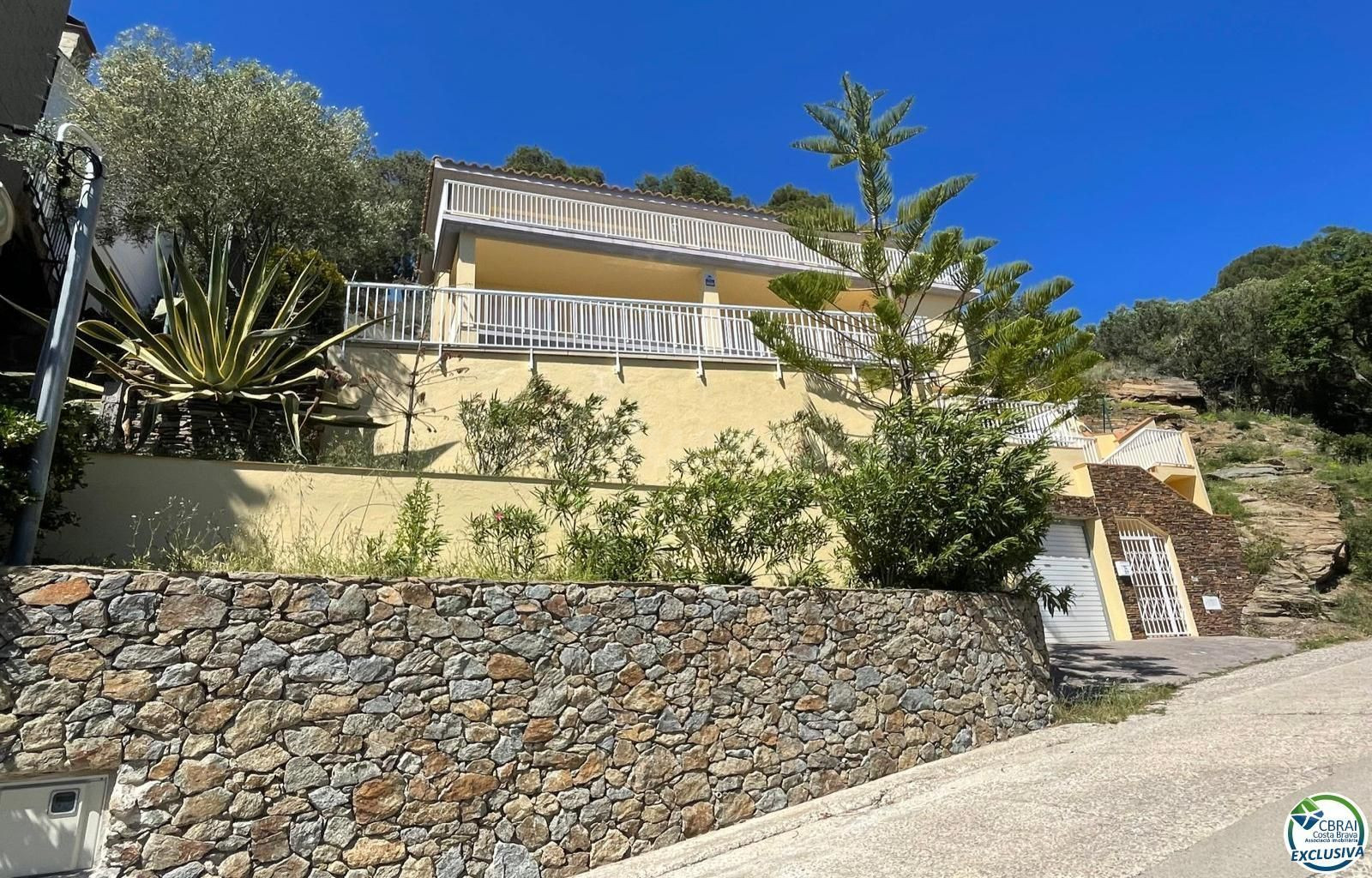 MAGNIFICO XALET DE 253 M2 CONSTRUIDOS, 608 M2 DE PARCELA, BONITAS VISTAS AL MAR  Y PISCINA CON AMPLIAS TERRAZAS. COMPUESTO DE GARAJE PARA DOS COCHES, ASCENSOR PARA ACESO A LAS TRES PLANTAS SUPERIORES,