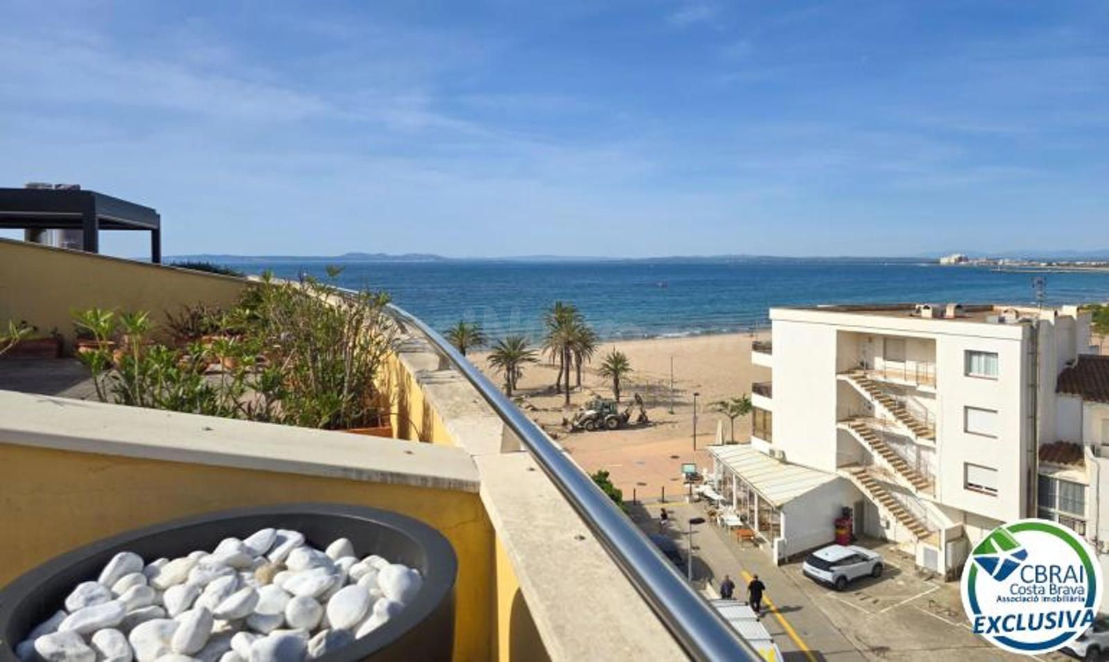 Ático en 1º línea con solárium, preciosas vistas y licencia 