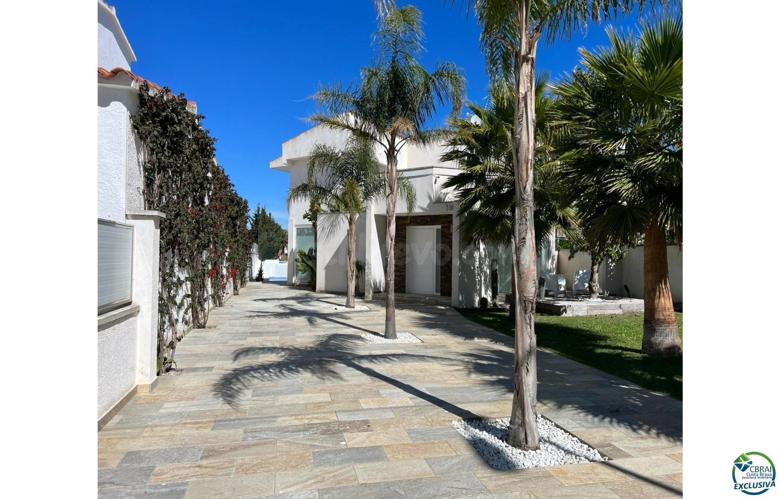 VILLA CERCA DE LA PLAYA CON AMARRE