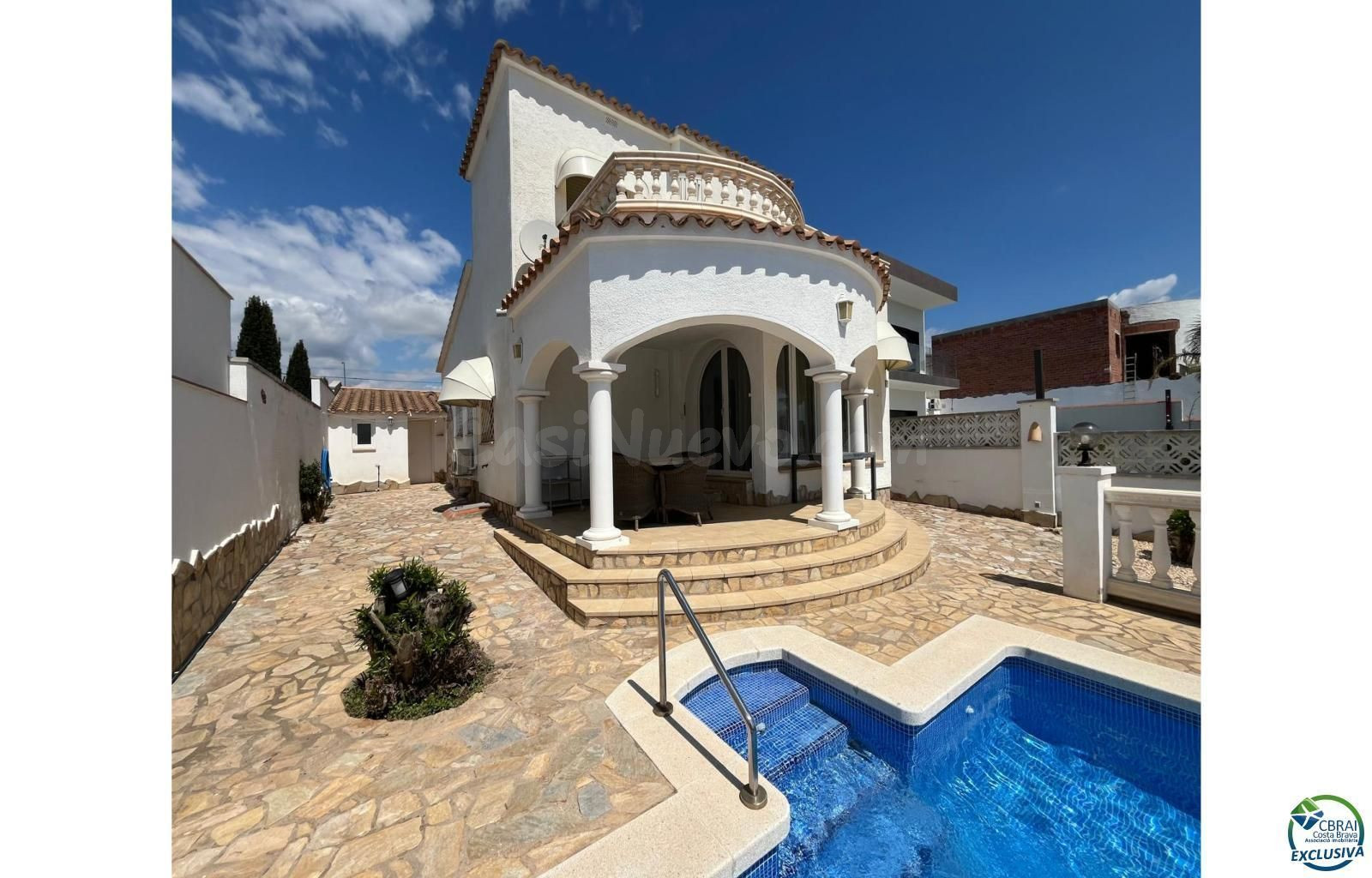 En venta casa al canal orientación sud-este , terreno de 542m2 y amarre de 12m