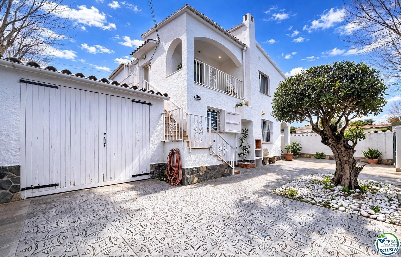 Casa dividida en 2 apartamentos con garaje en Empuriabrava.