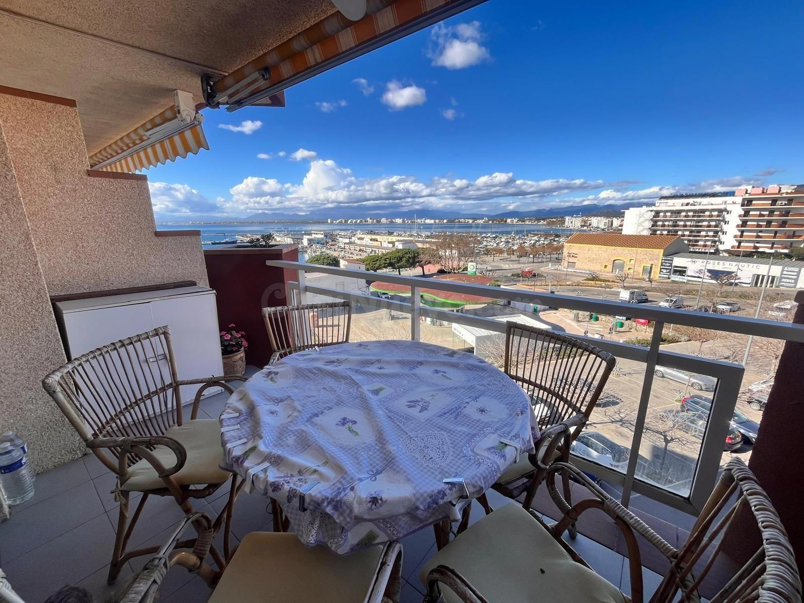 PORT ROSES  Acogedor apartamento de dos dormitorios con terraza, parking exterior y  vistas al mar