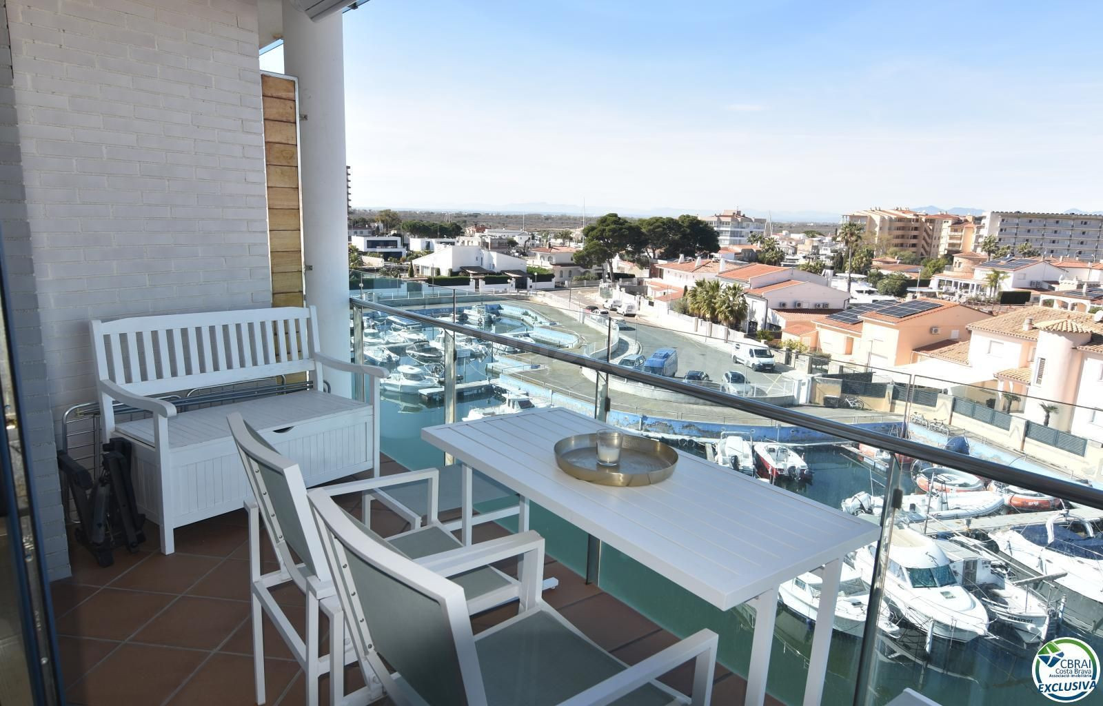 Encantador apartamento con licencia turística y vistas al canal en Roses