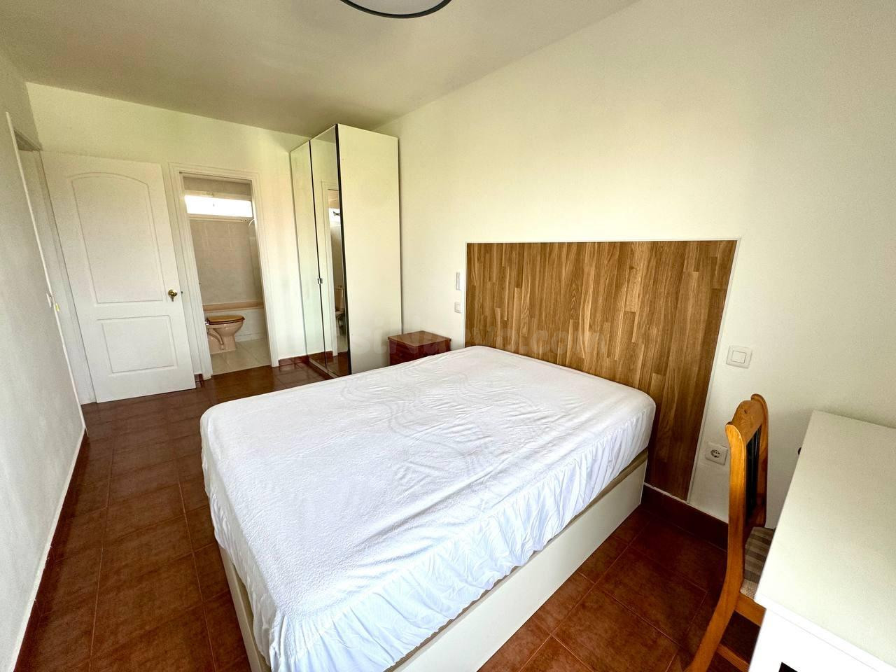 Habitación amplia para chicas con baño privado y balcón en Vecindario
