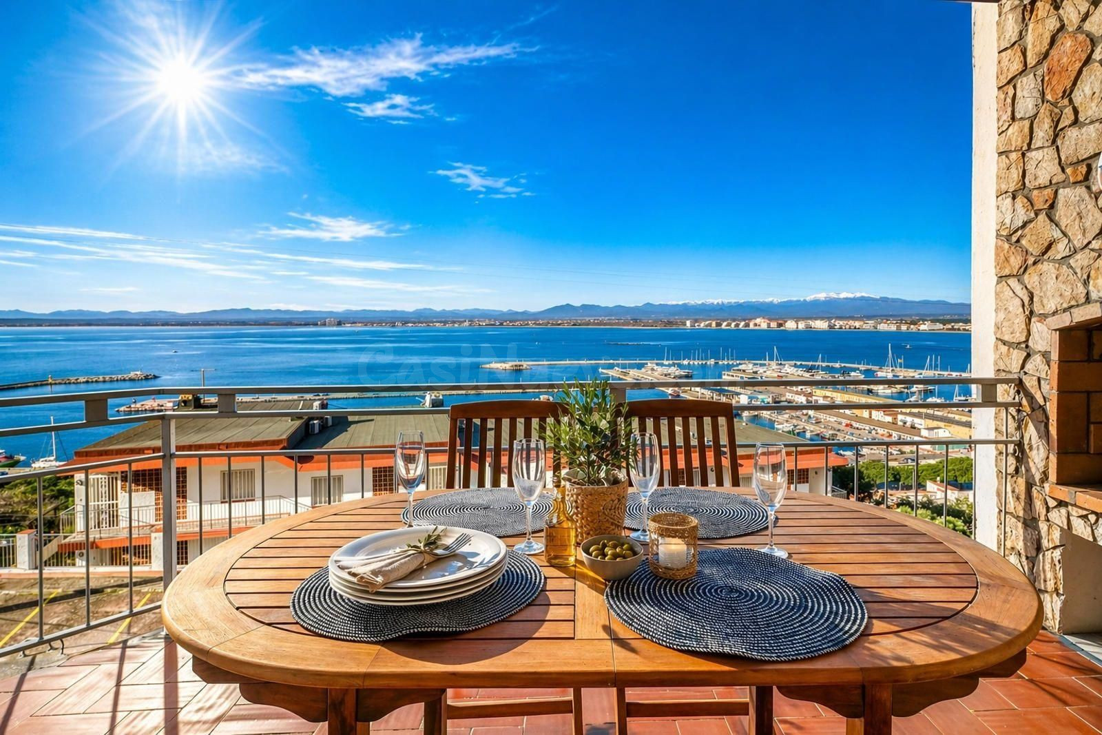 Exclusiva vivienda con vistas panorámicas al mar y al puerto de Roses