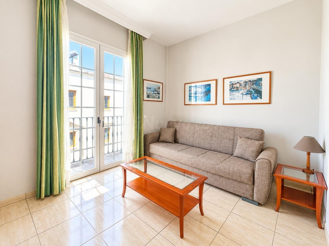 Piso amueblado de 2 habitaciones en Calle Reyes Católicos