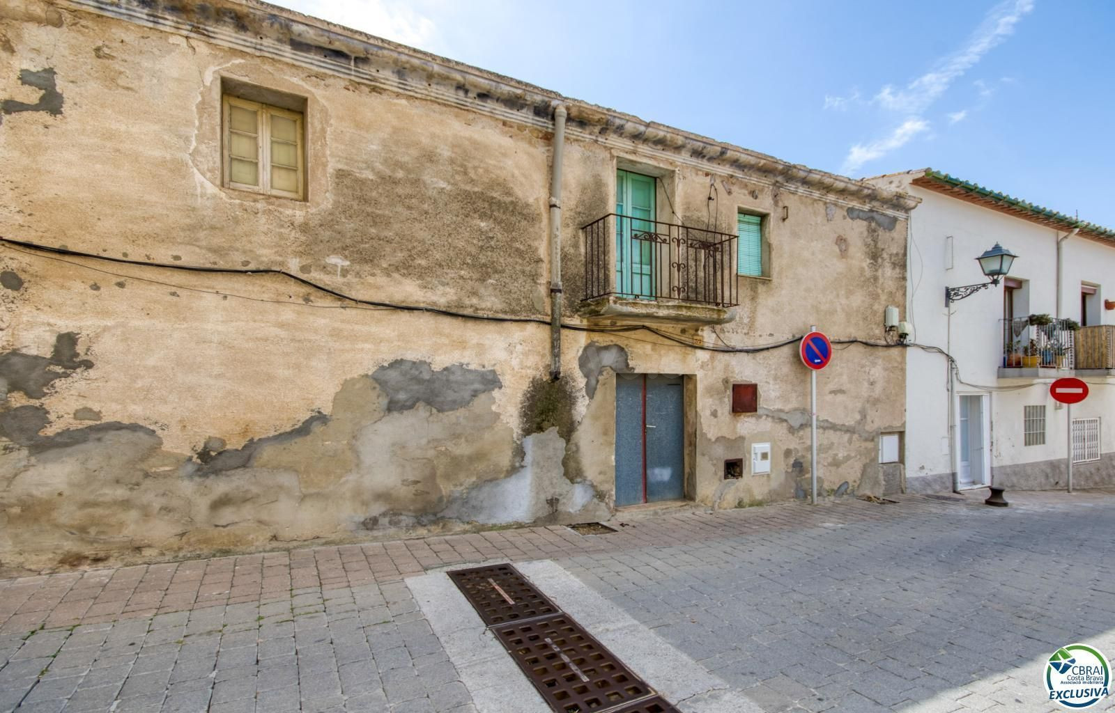 Autenticidad y potencial: Casa de pueblo con "voltes catalanes" en el corazón de Palau-saverdera